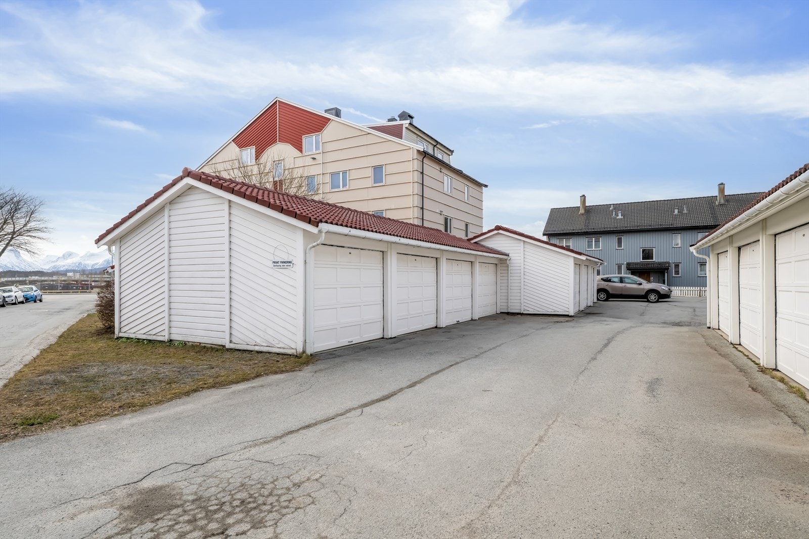 Leiligheten disponerer garasje til parkering - Borettslaget har også felles ladeløsning for elbiler Galleribilde