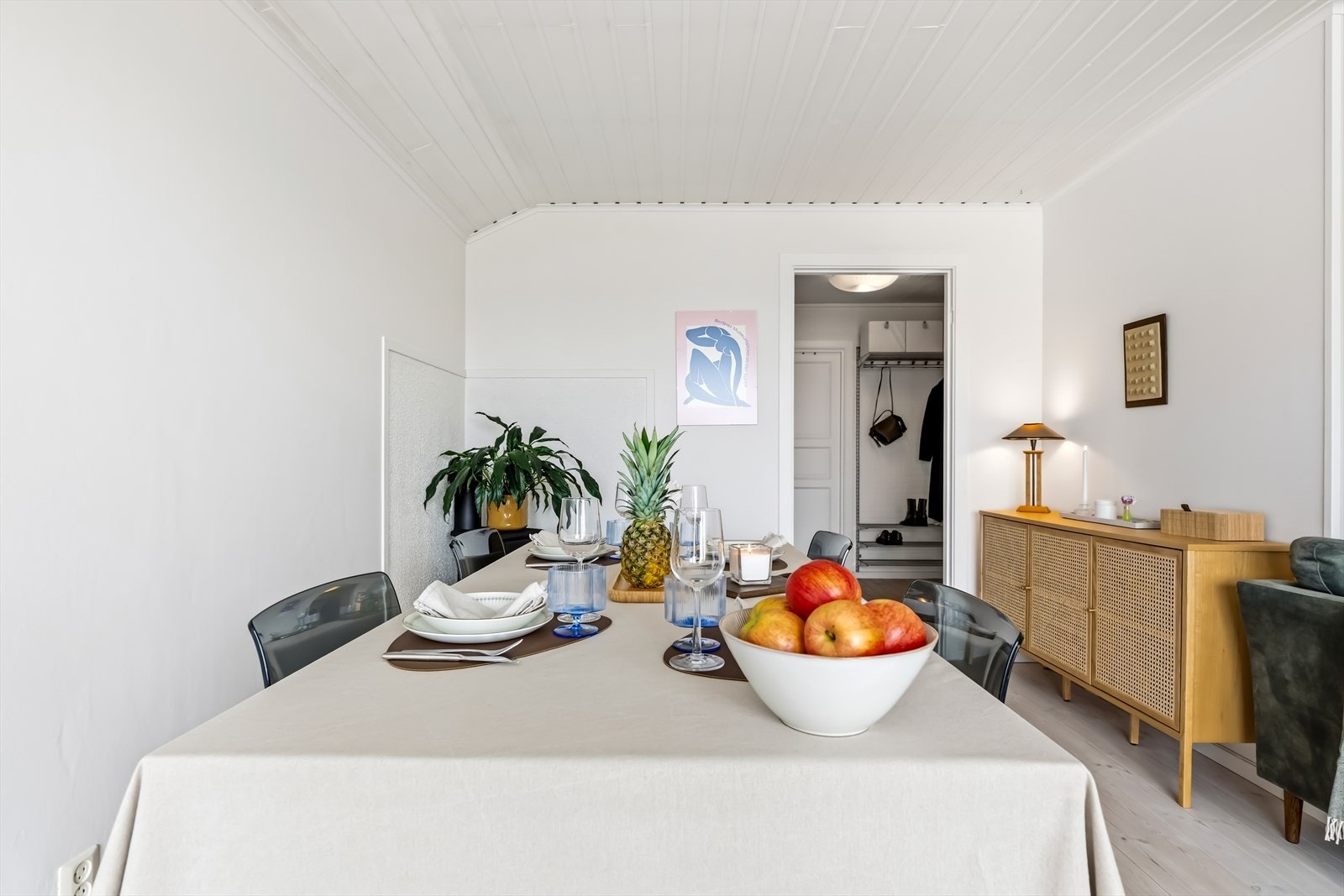 Spisestuen er praktisk plassert i nærheten av kjøkkenet og byr på god plass til langbord - Her finner du også peisovn som gir rask oppvarming på kjølige dager. Galleribilde