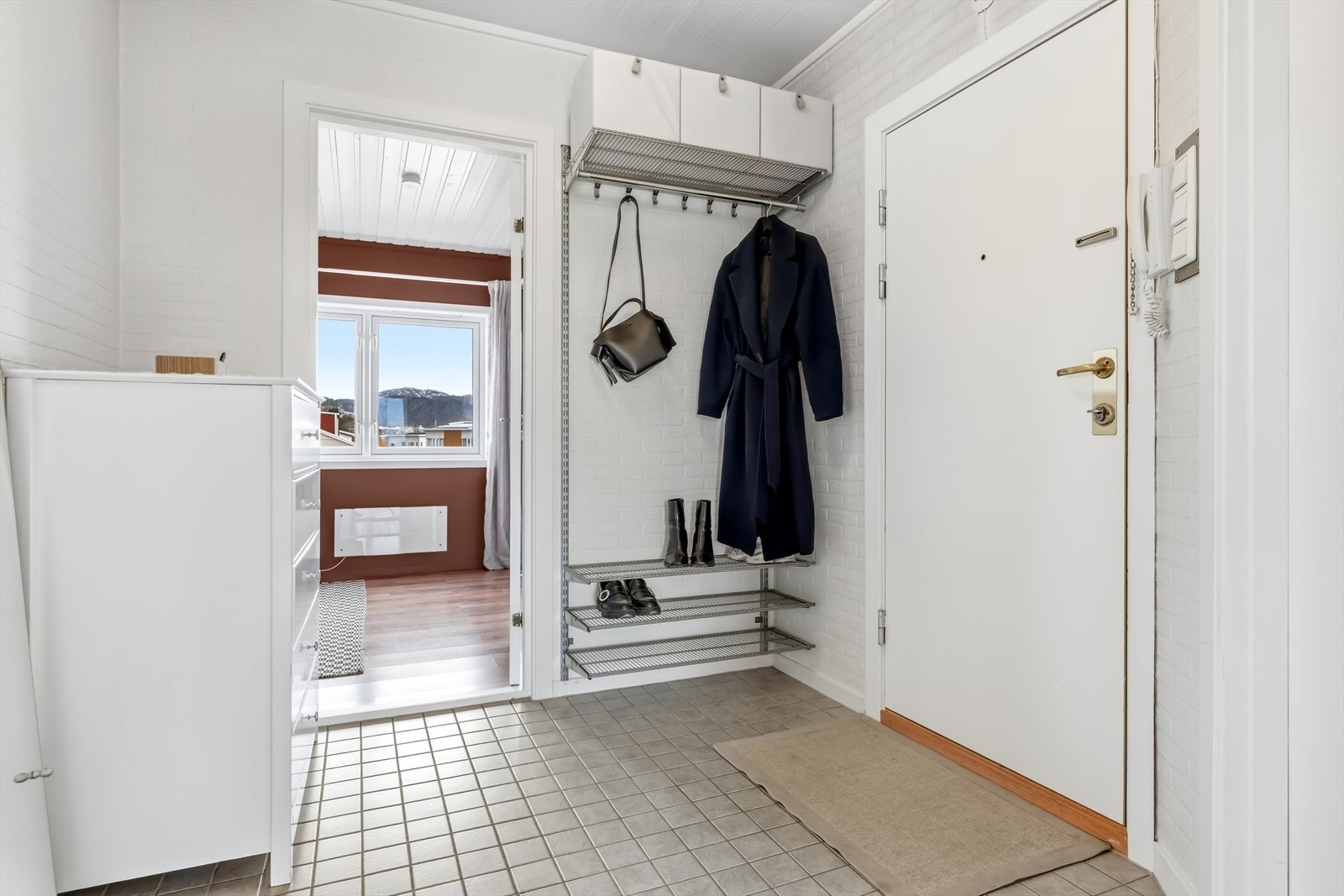 Du ønskes velkommen inn i en hyggelig entré utstyrt med hyllesystem som gir god plass til yttertøy Galleribilde