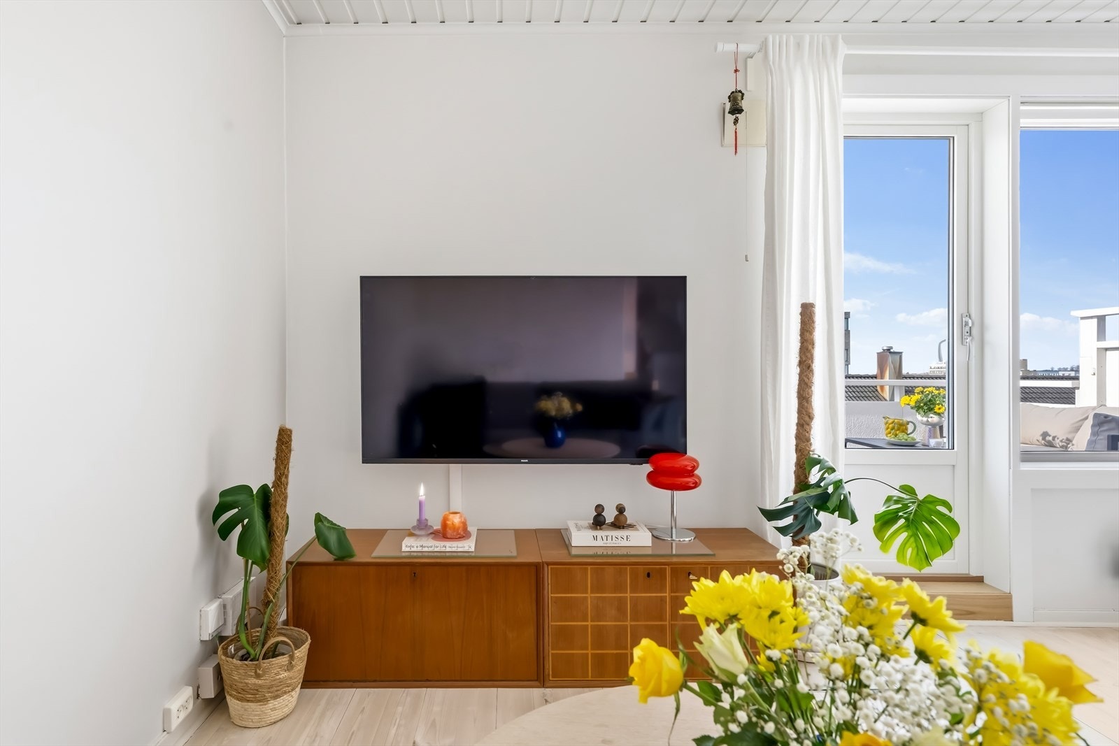 Felleskostnadene er på 6 801,- i mnd - Dette inkluderer bl.a. TV/Internett, trappevask, renter/avdrag på fellesgjeld, drift/vedlikehold, kommunale avgifter m.m. Galleribilde