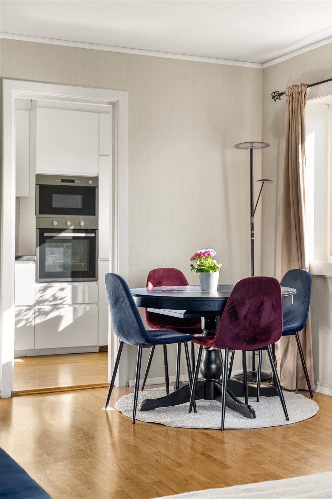 Det er naturlig plassering for både sofagruppe og spisestue Galleribilde