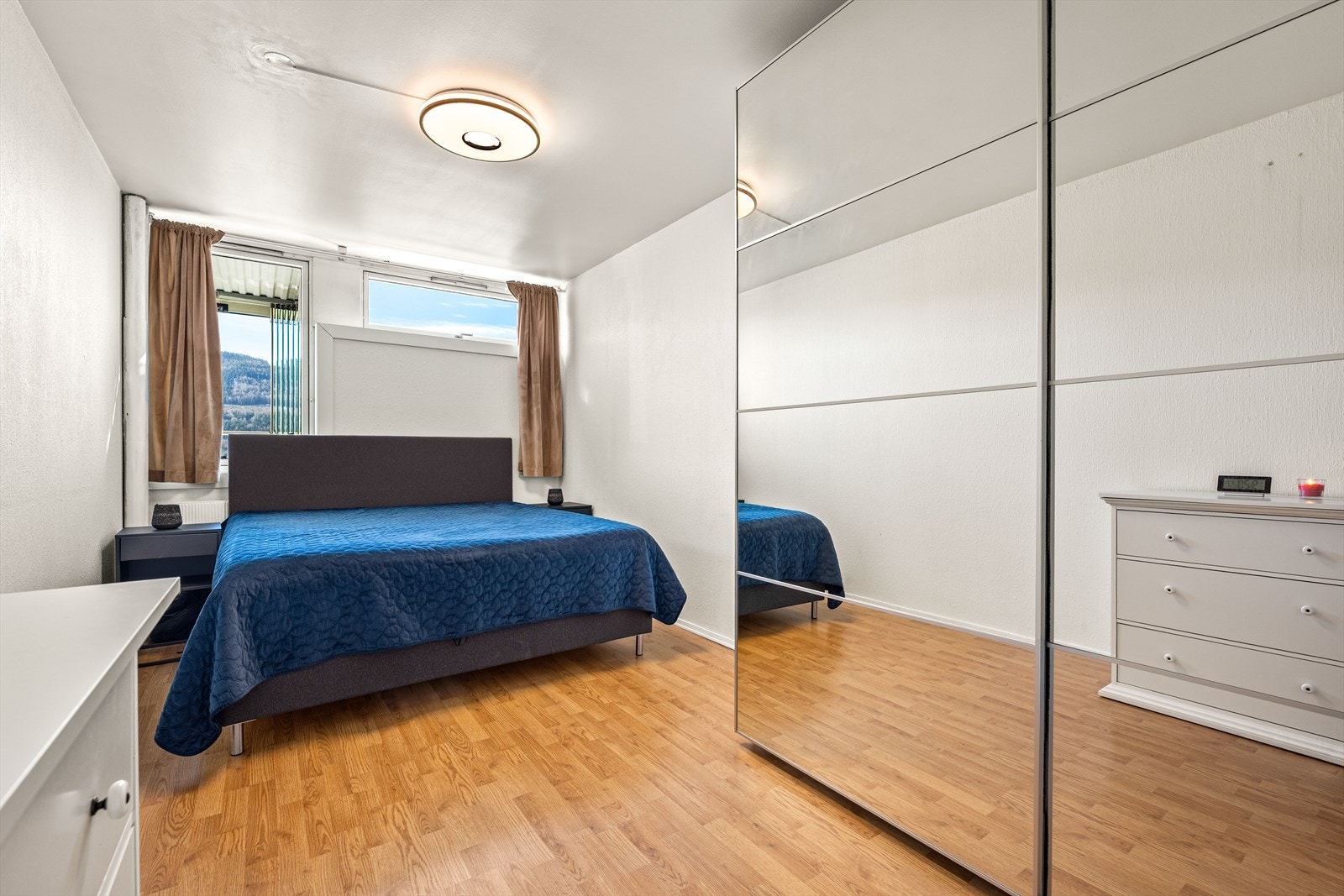 Det er stor skyvedørsgarderobe med speilfronter Galleribilde