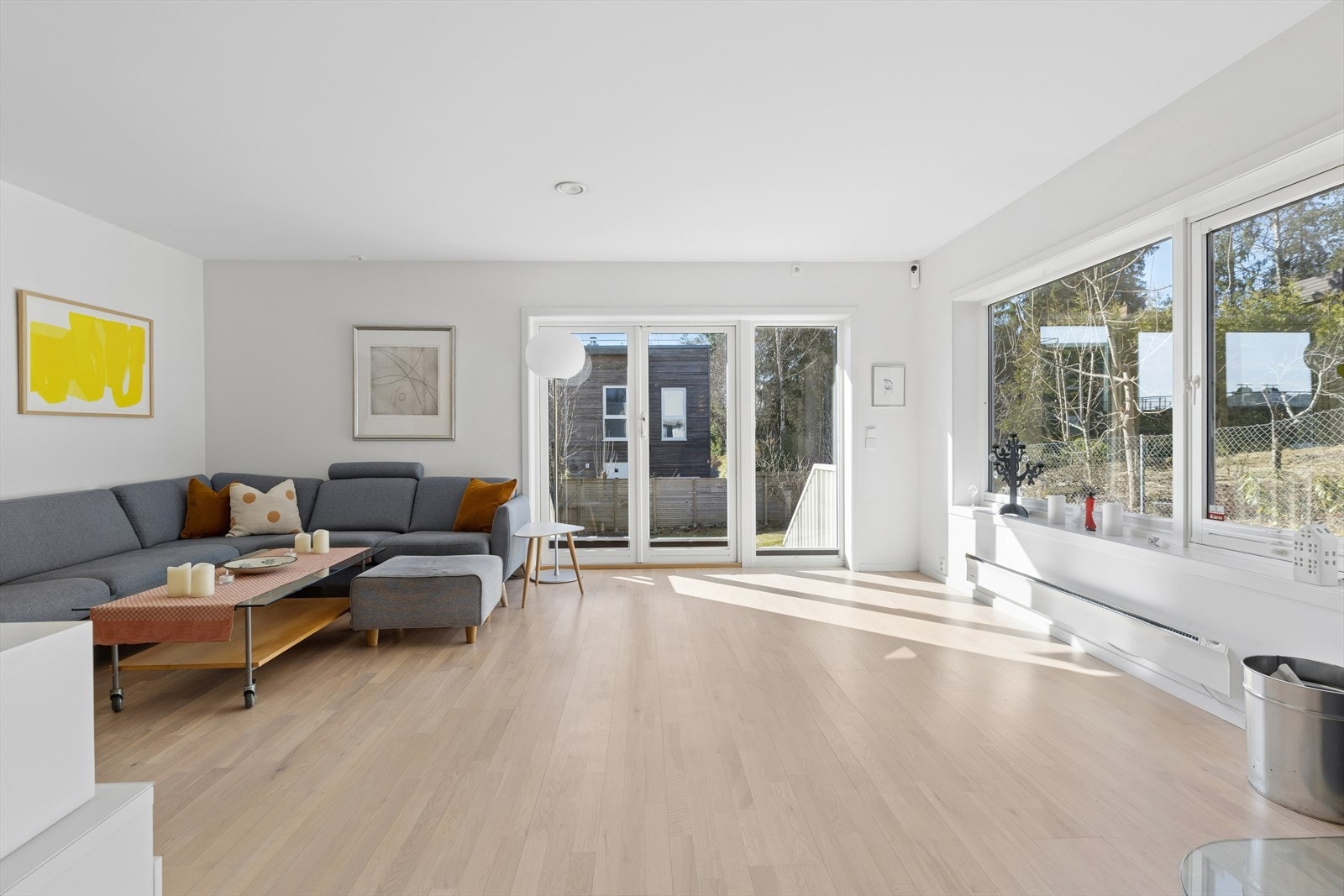 De store vindusflatene slipper inn rikelig med naturlig lys til stuen. Galleribilde
