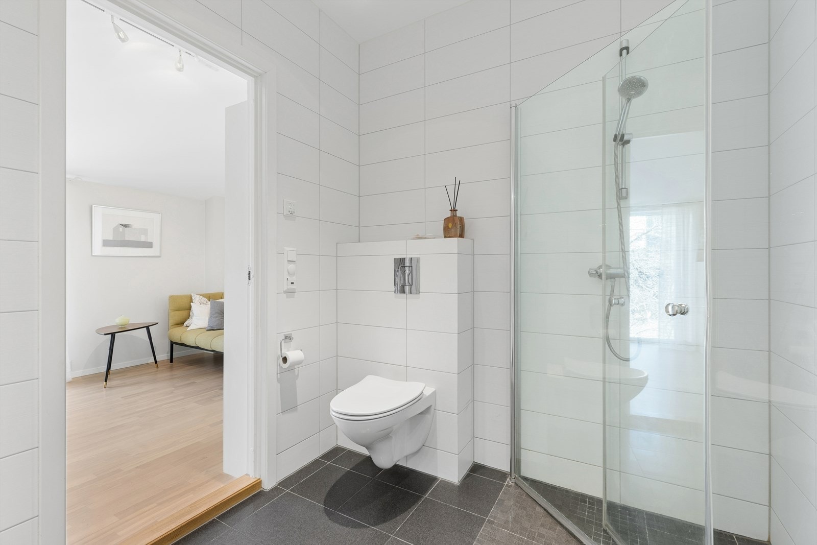 Badet har elektriske varmekabler og downlights i himlingen. Galleribilde