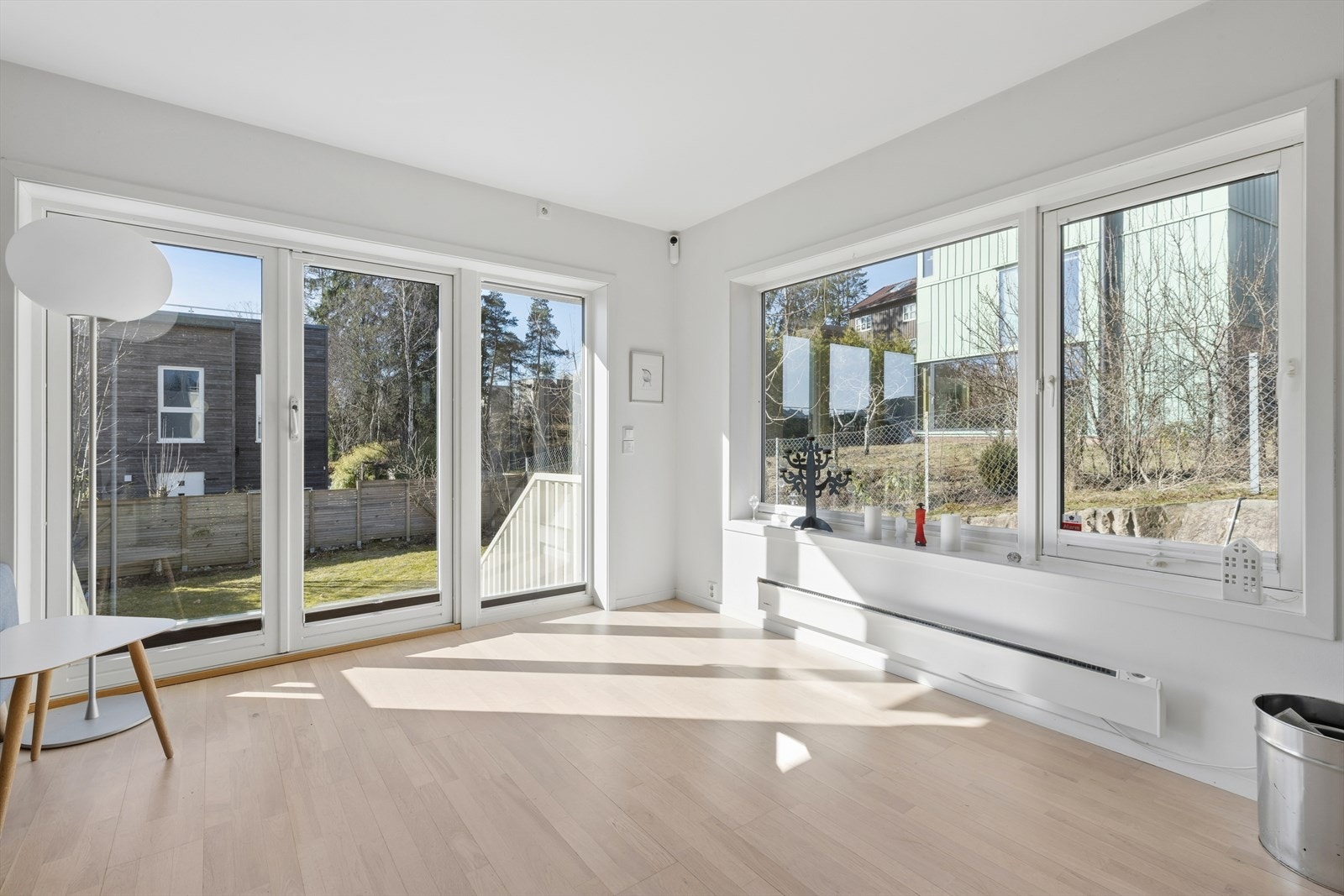 Fra stuen er det utgang til den idylliske hagen/terrassen. Galleribilde