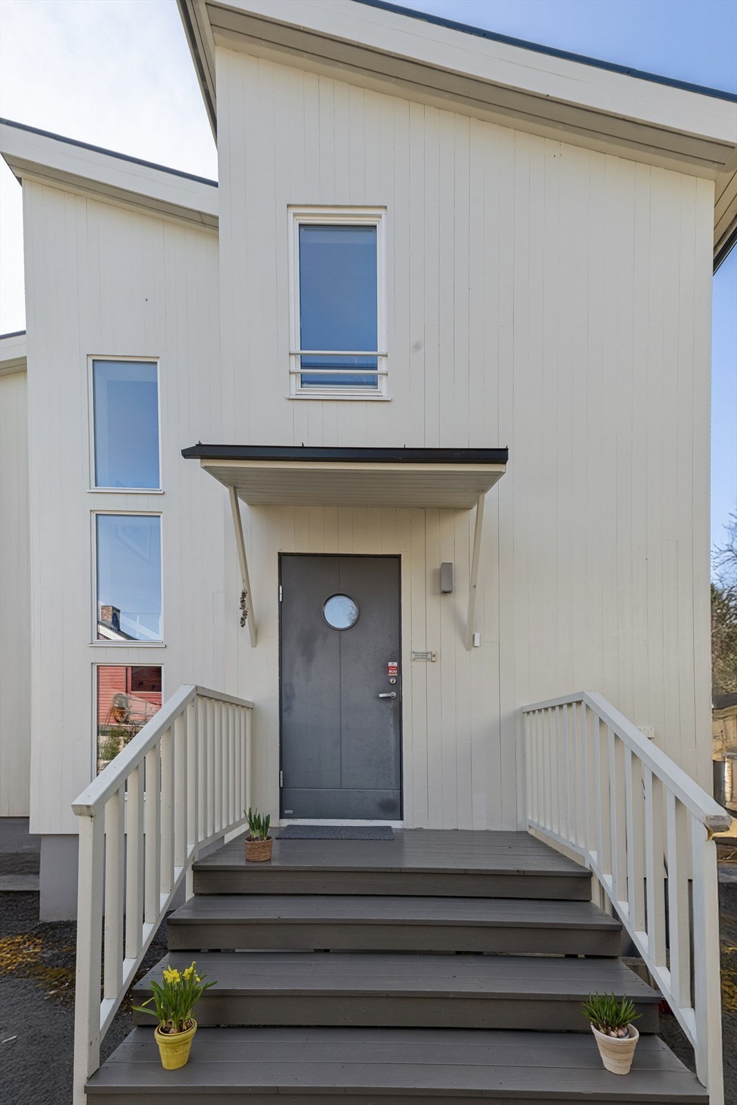 Elegant trappeoppgang til boligens inngangsparti. Galleribilde