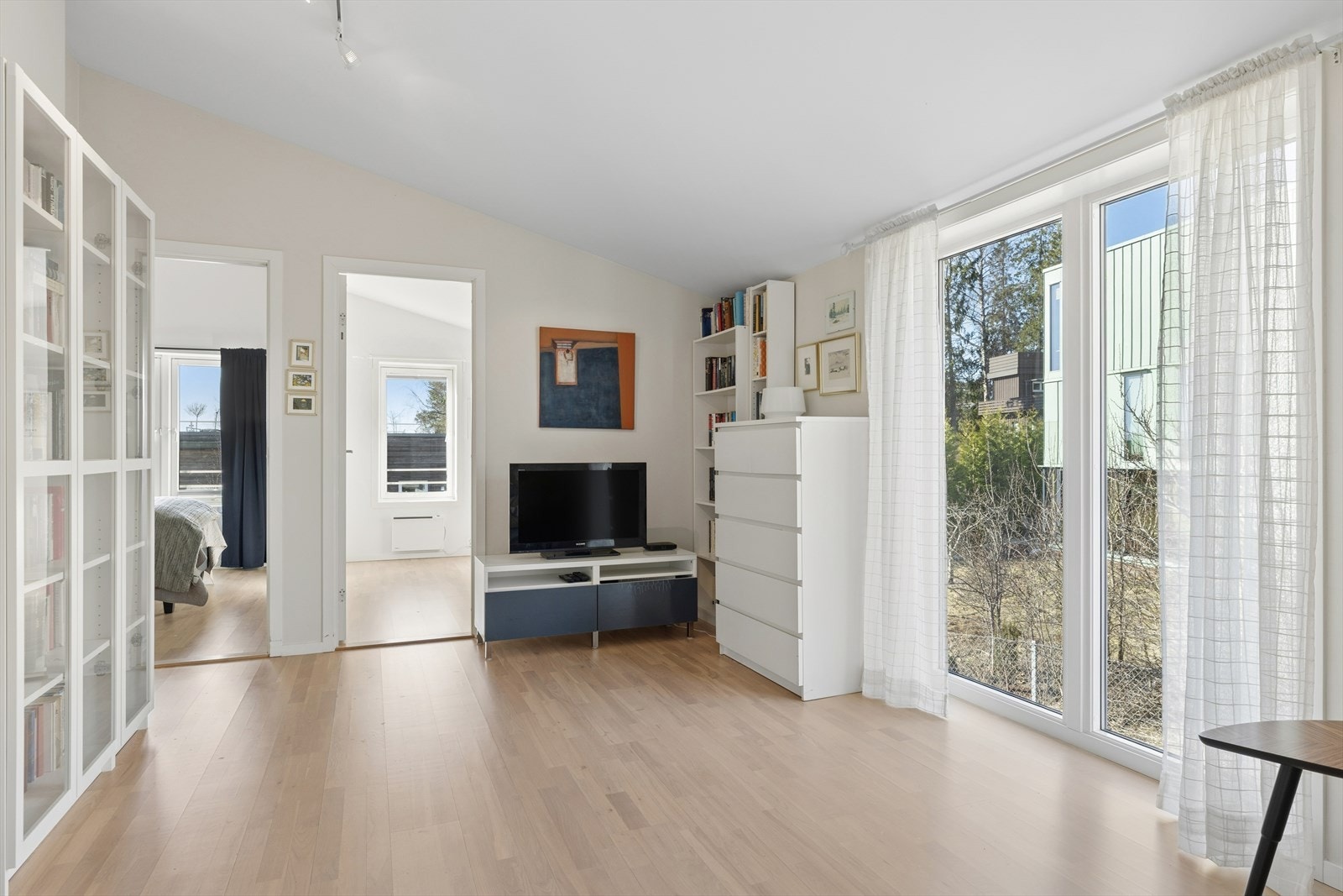De store vinduene slipper også inn rikelig med naturlig lys i 2 etg. Galleribilde