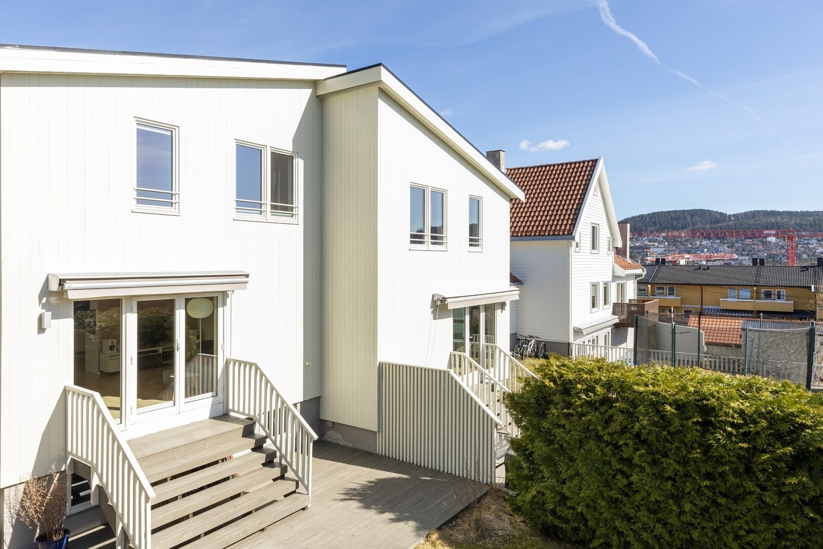 Koselig terrasseplatting og gressplen med gode solforhold. Galleribilde