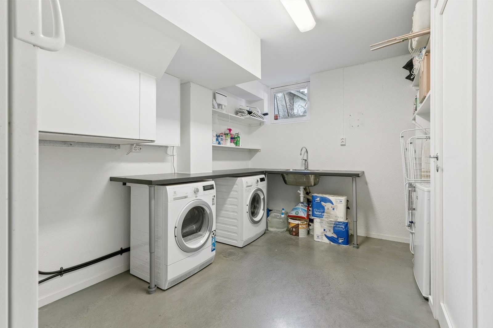 Vaskerommet har god plass og gir mulighet for både vaskemaskin og tørketrommel, samt oppbevaring. Galleribilde