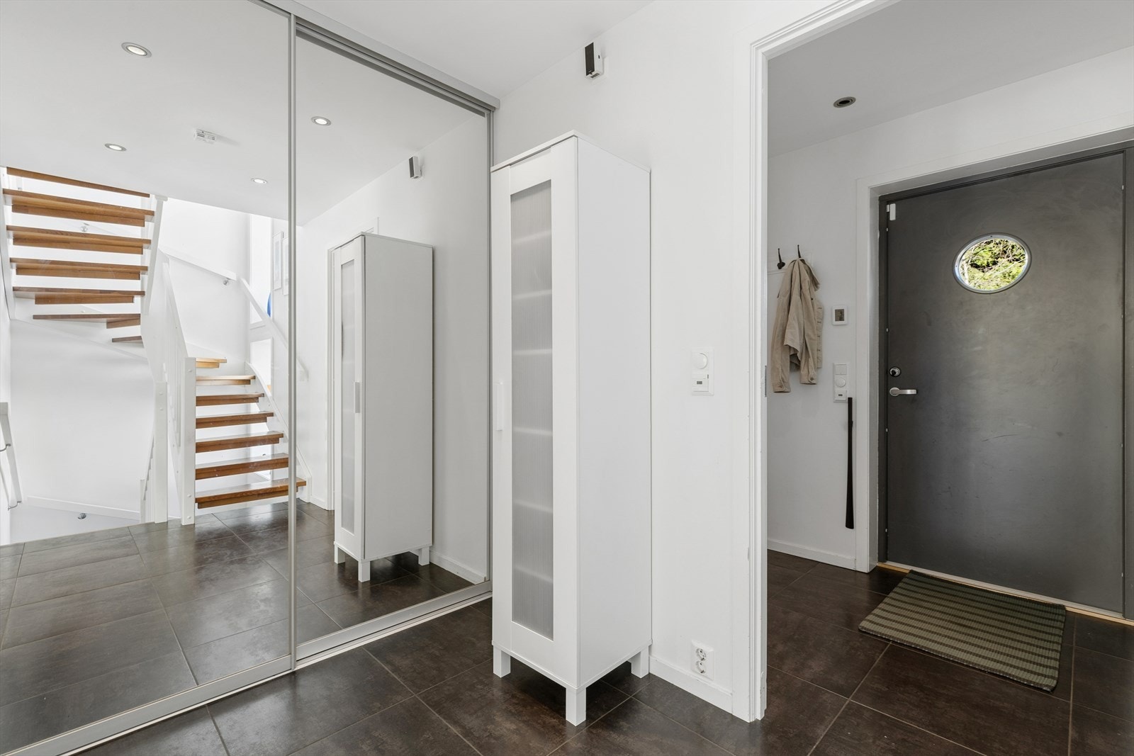 Gode oppbevaringsmuligheter i speilskyvedørsgarderobe. Galleribilde