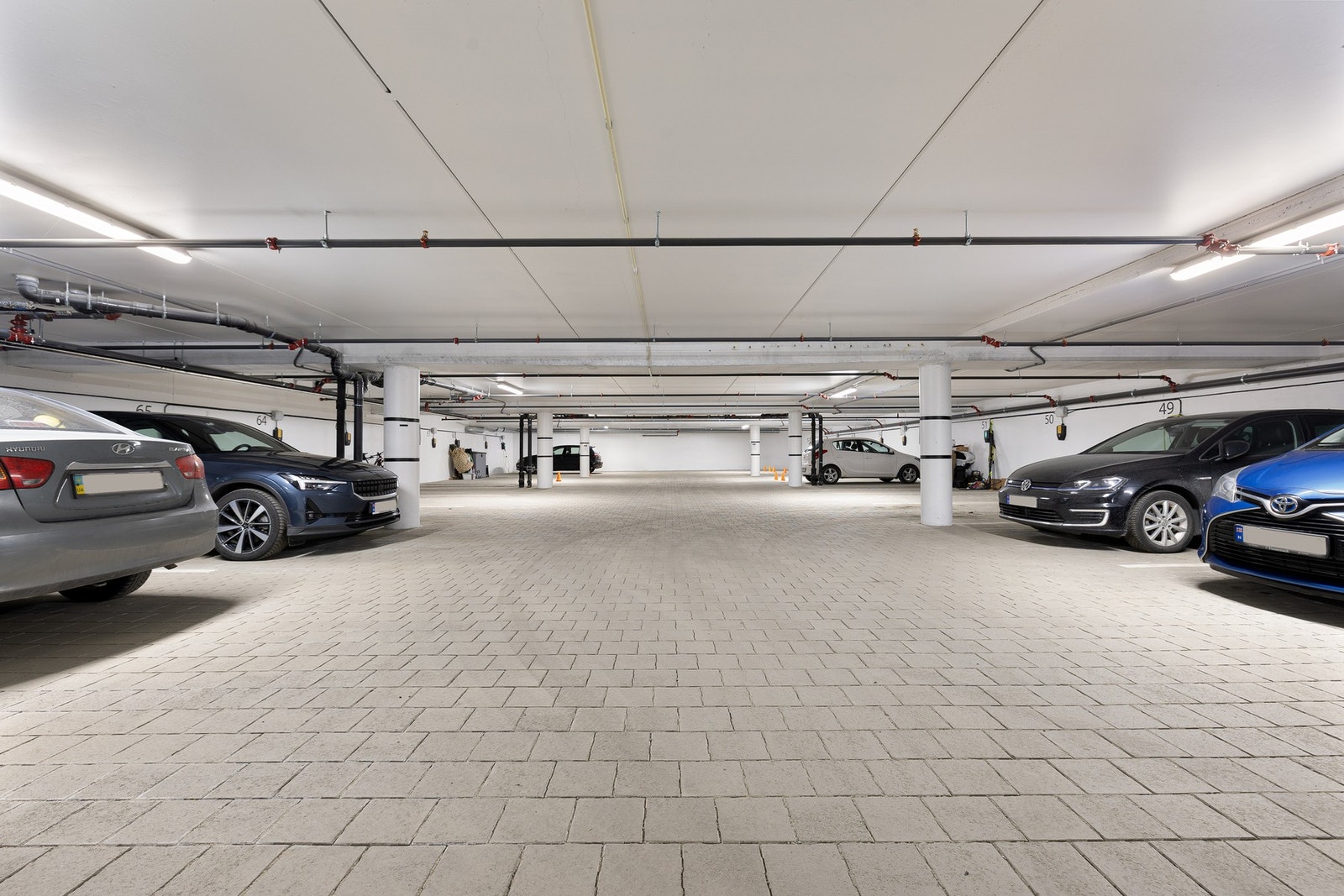 Parkeringsplass og bod i parkeringskjeller. Galleribilde