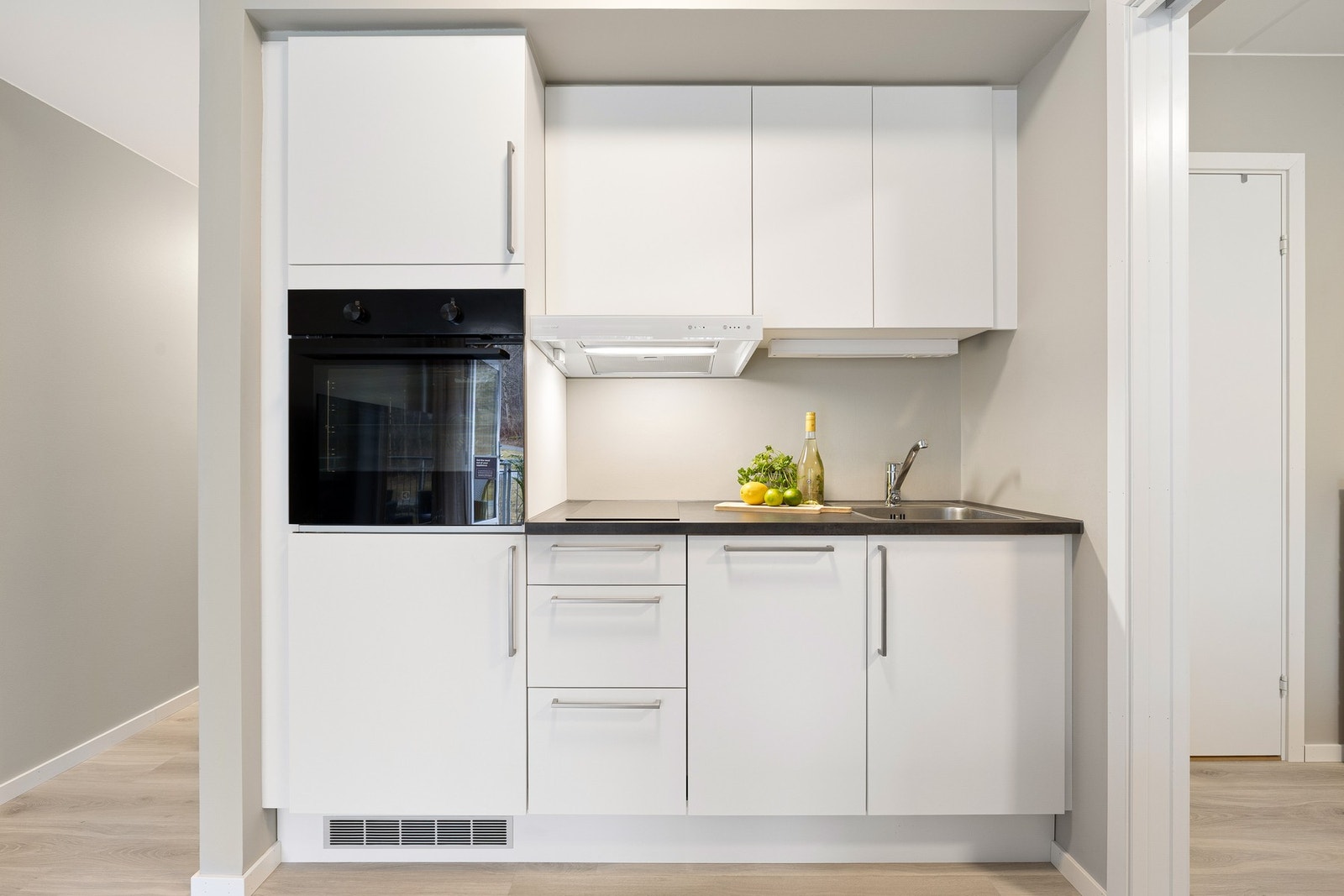 Moderne kjøkkeninnredning med mørk laminert benkeplate. Galleribilde