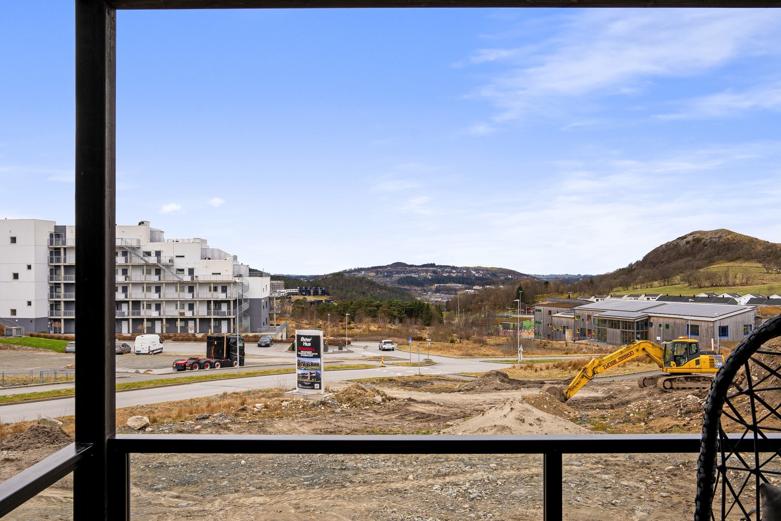 Boligen ligger høyt og fritt og grenser til friområde på begge sider. Galleribilde