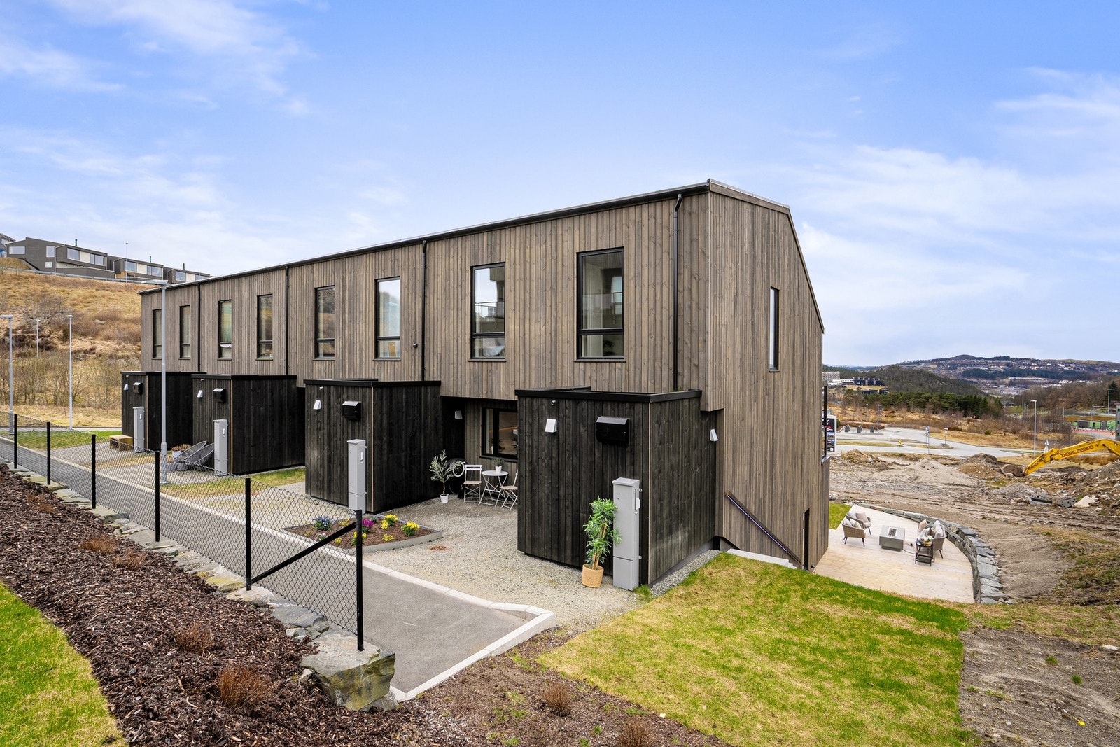 Boligen ligger på enden av feltet som grenser mot friområde. Galleribilde