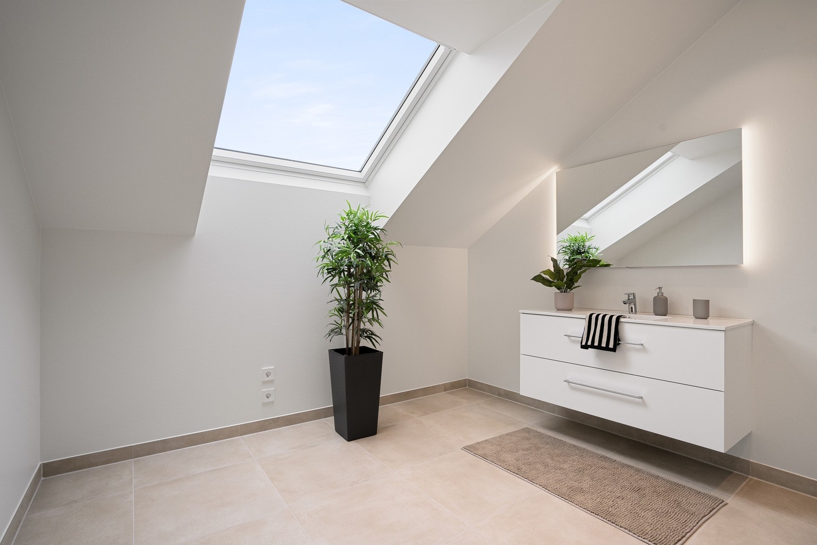 Badet har ekstra takhøyde og takvindu som slipper inn rikelig med naturlig lys. Galleribilde