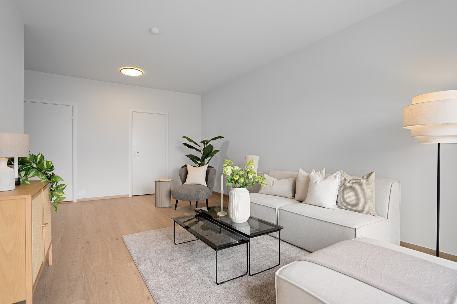 Stuen i sokkelen er av god størrelse og har direkte utgang til hagen. Galleribilde