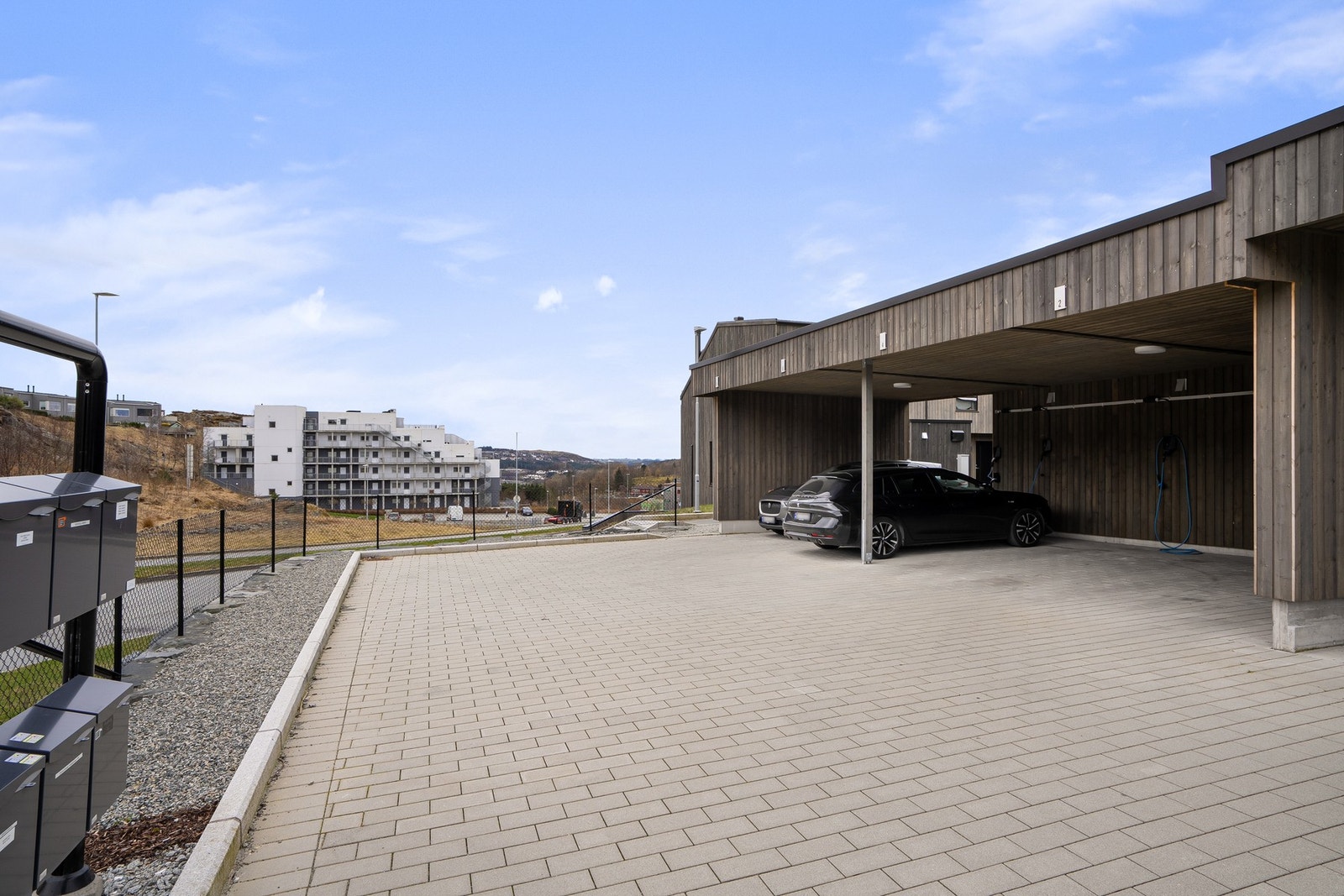 Parkering i carport med lademuligheter. Galleribilde