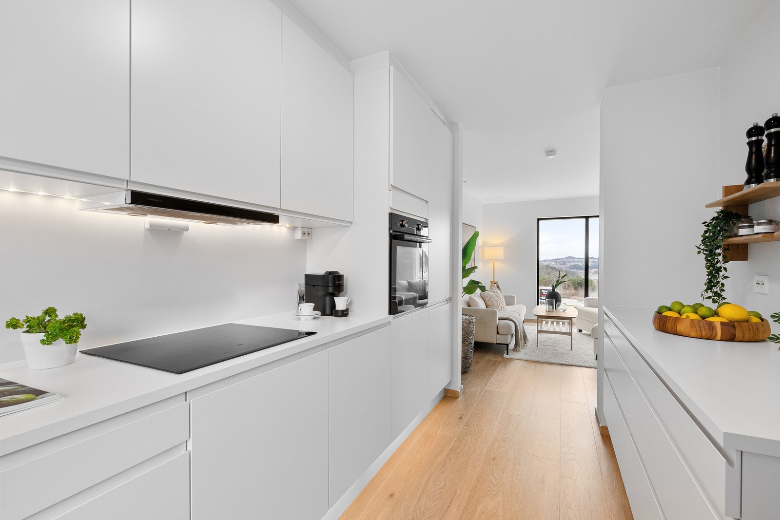 Glatte fronter, integrerte hvitevarer og oppgradert ventilator gir et rent og moderne uttrykk Galleribilde