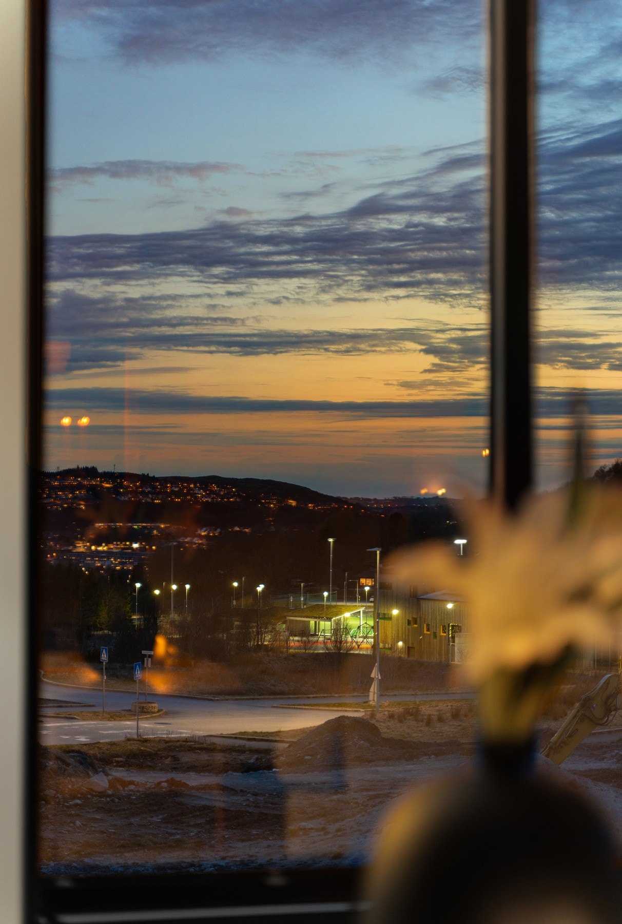 Utsikten blir en naturlig del av rommet også etter solnedgang Galleribilde