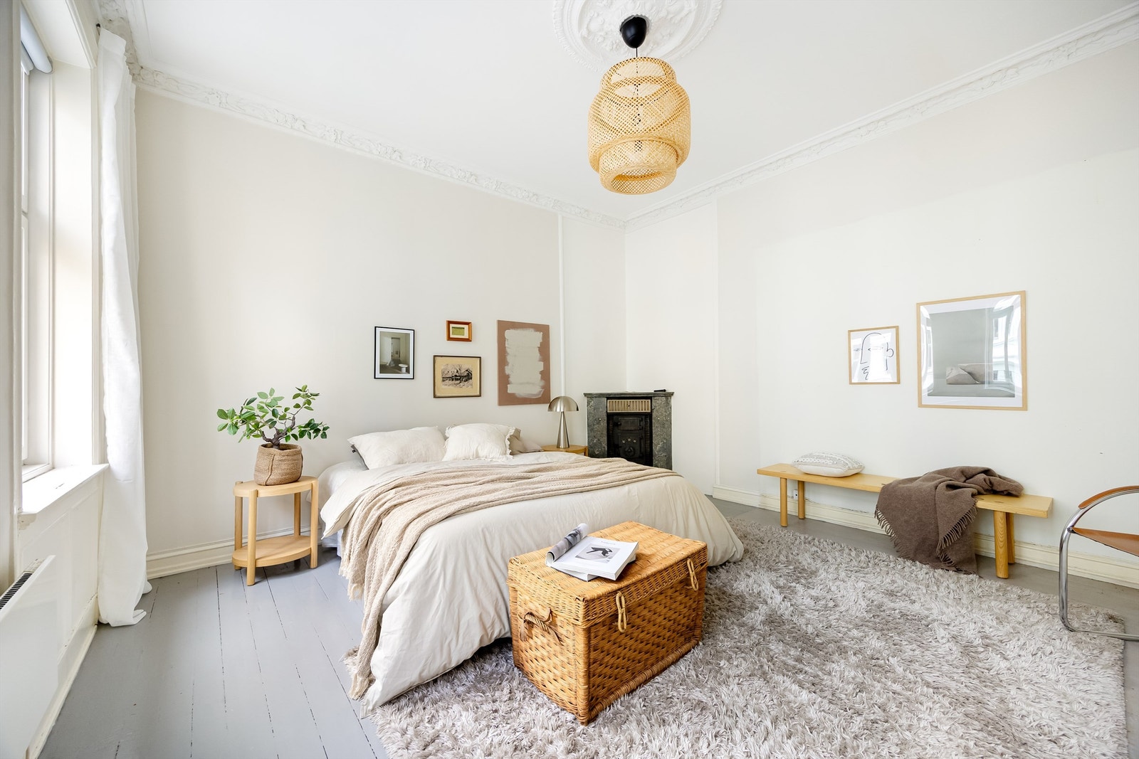 Stuen er romslig og har god plass til sofa med tilhørende salongbord. Det er rosett og stukkatur, samt dype vinduskarmer som bidrar til de gjennomgående klassiske detaljene. Galleribilde