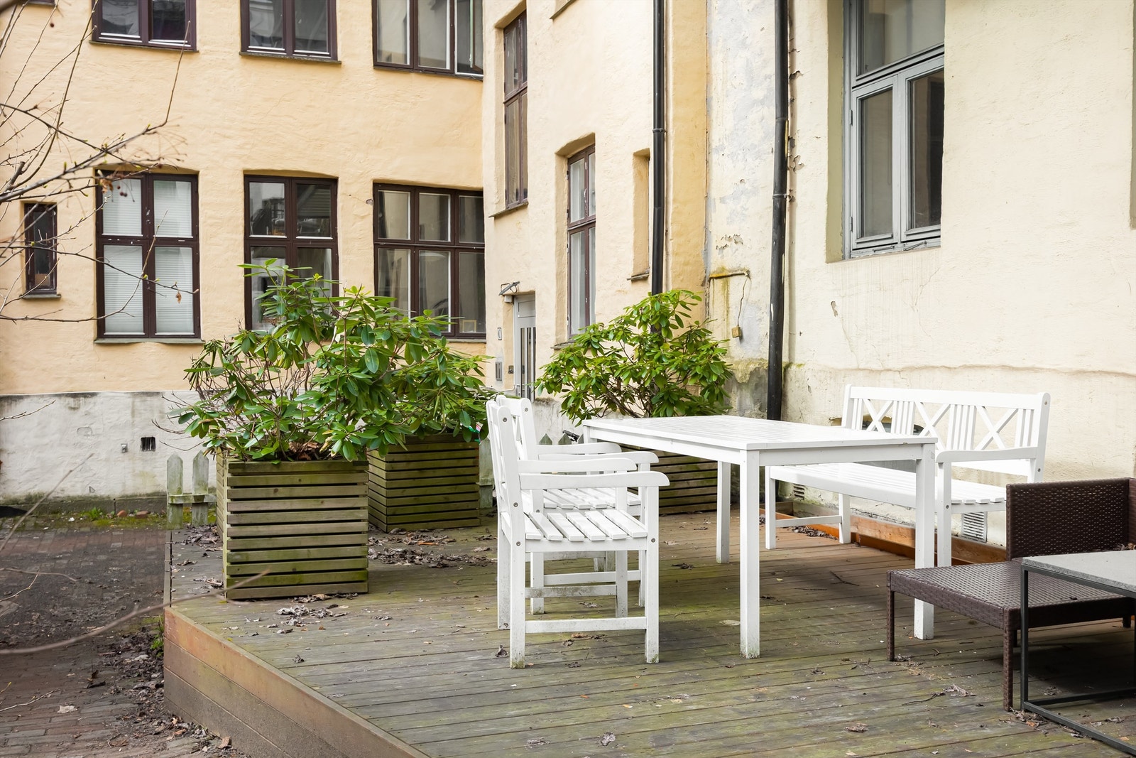 Det er felles sittegrupper og sykkelparkering i bakgården. Galleribilde