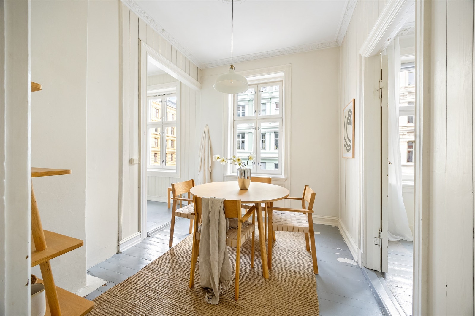 Videre inn til kjøkkenet er det rom for en større spisegruppe der venner og familie kan inviteres på middager. Galleribilde