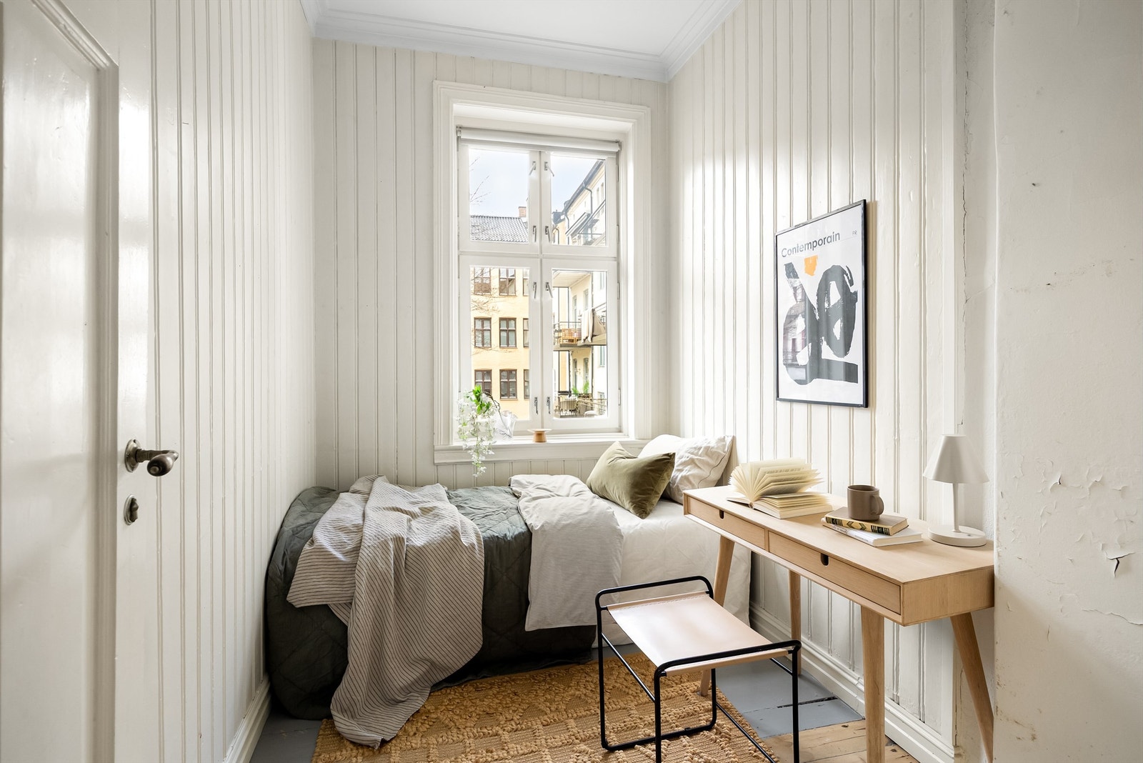 Leilighetens soverom har god plass til dobbeltseng eller enkeltseng og kontorpult. Galleribilde