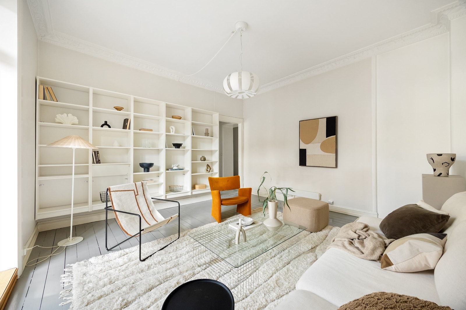 Leiligheten har 2 flotte stuer som kan brukes som dagligstue, spisestue eller oppholdsrom. Leiligheten har behov for modernisering - Her kan du skape ditt drømmehjem! Foto: Marit Andersen. Galleribilde