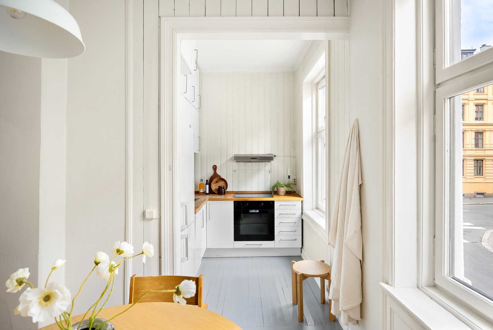 Det er rikelig med oppbevaringsplass i skuffer og skap og den gode benkeplassen gjør det enkelt å diske opp middager. Galleribilde