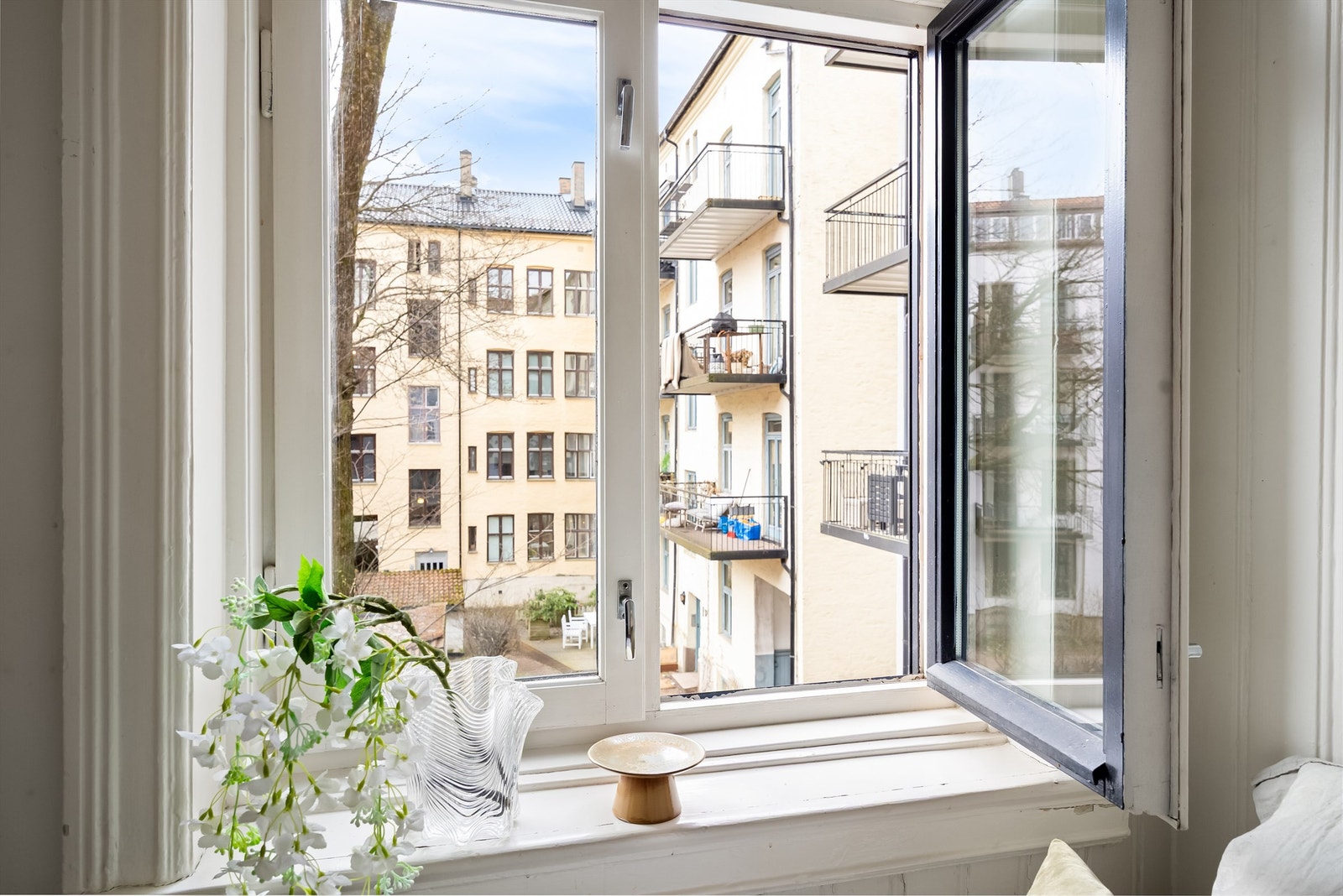 Soverommet vender ut mot rolig bakgård. Galleribilde