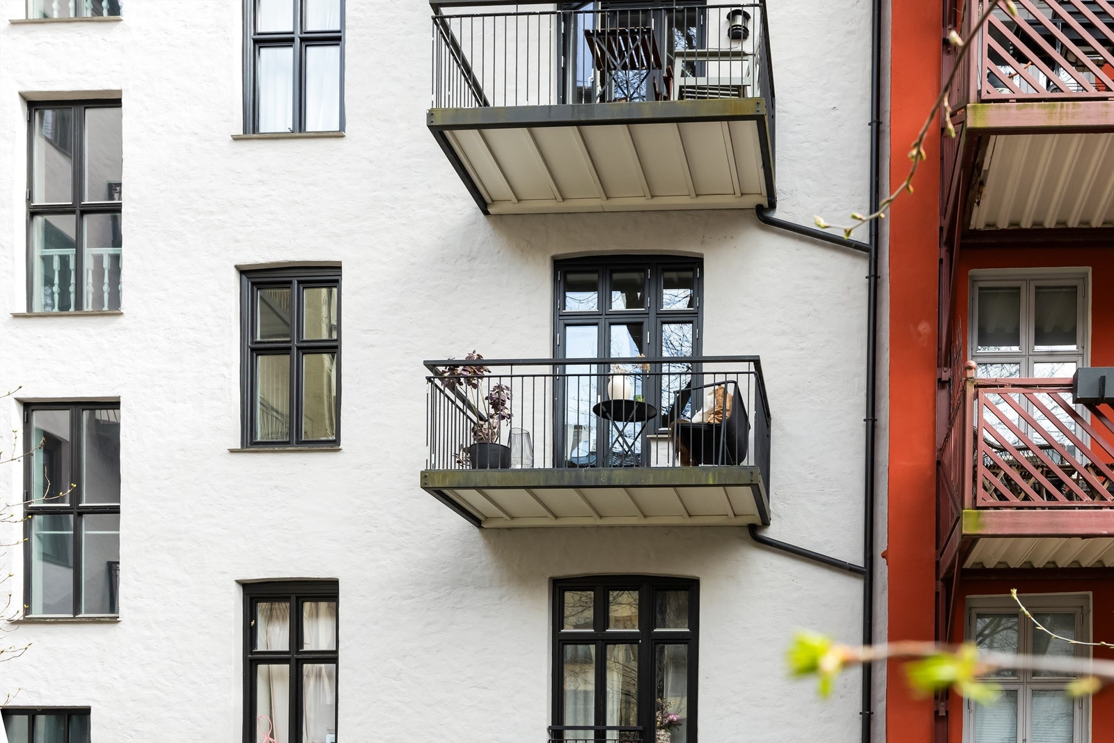 Balkongen vender ut mot rolig bakgård. Galleribilde