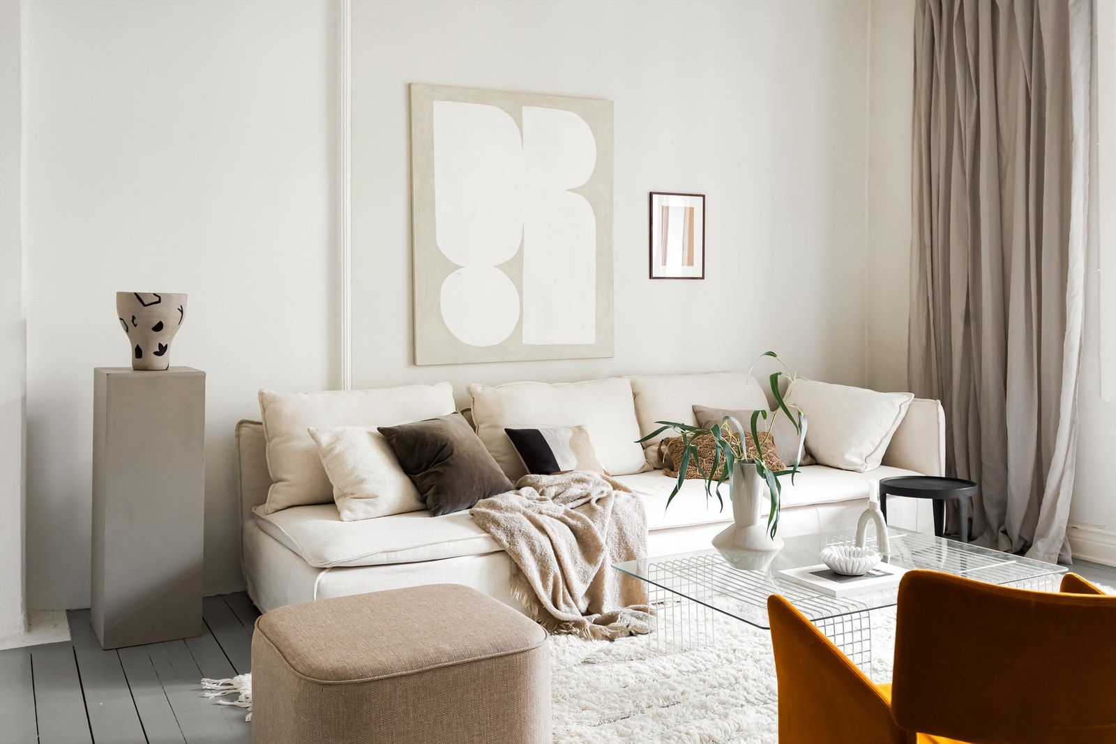 Den første stuen er romslig med god plass til sofa og tilhørende tv-møblement. Den gode takhøyden på 3,08 meter, kombinert med store vindusflater sørger for en luftig atmosfære. Galleribilde
