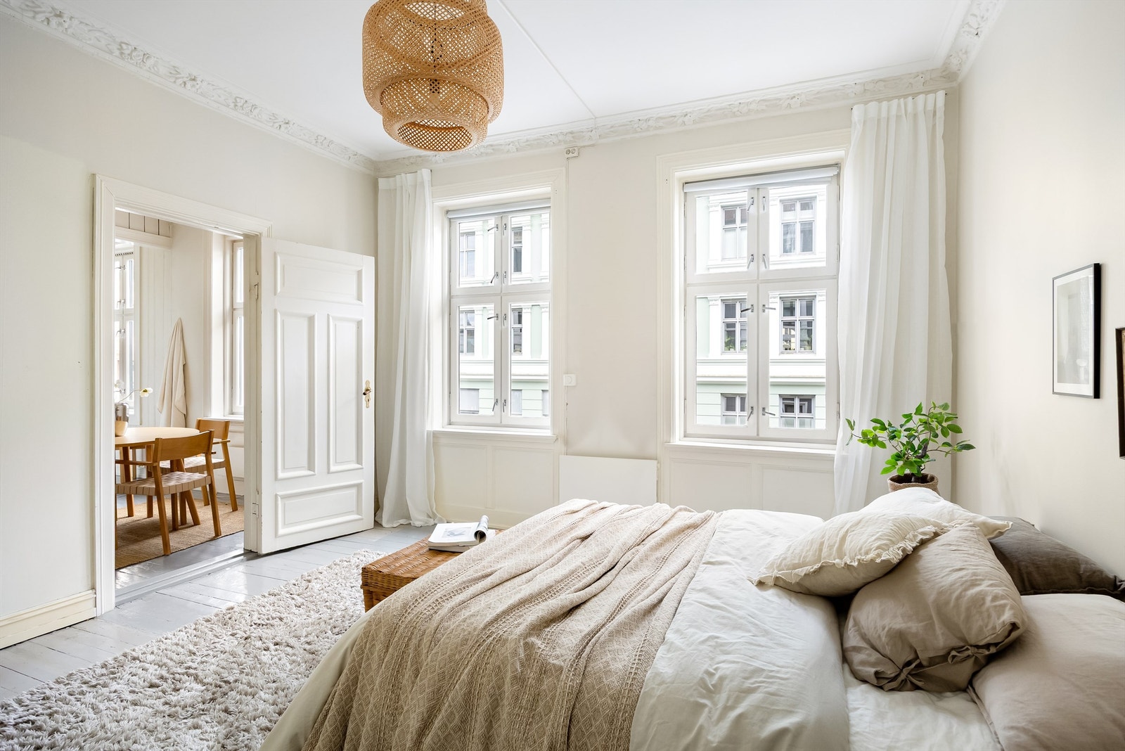 Det er store vinduer som slipper inn rikelig med naturlig lys. Galleribilde