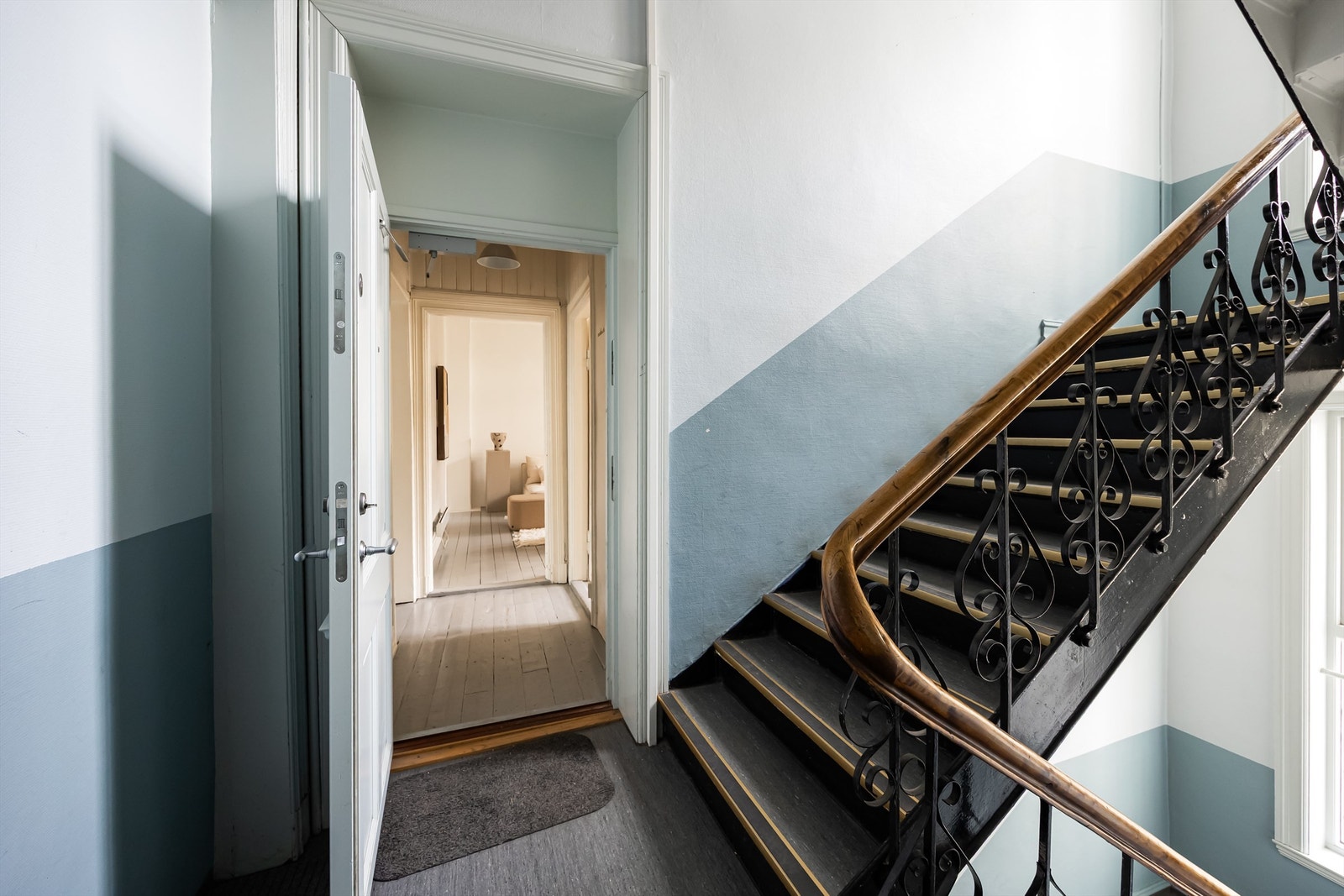Du kommer inn i en lys og innbydende entré som fungerer som et bindeledd mellom leilighetens rom. Adkomst til leiligheten via felles trappeoppgang med callinganlegg. Galleribilde