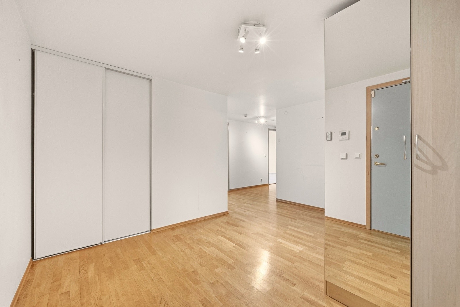 Velkommen hjem! Leiligheten har en stor entré med et praktisk garderobeskap. Galleribilde
