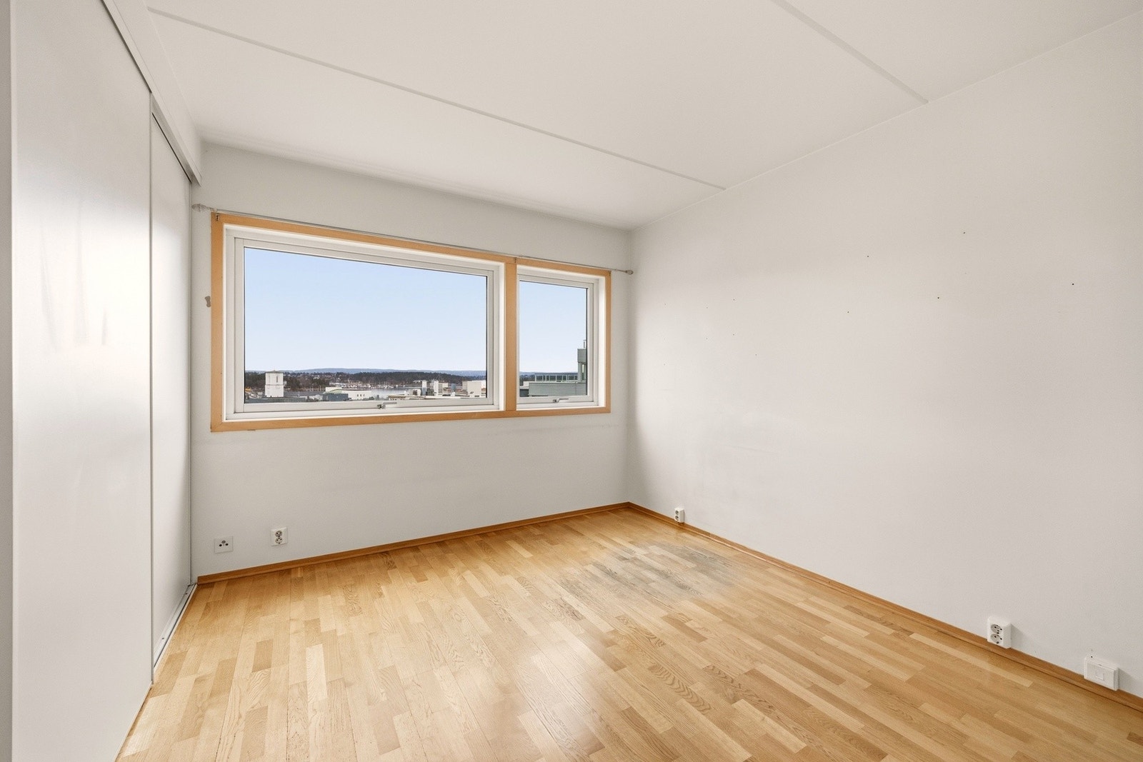 Boligen har totalt to soverom, hvorav dette er hovedsoverommet. Galleribilde