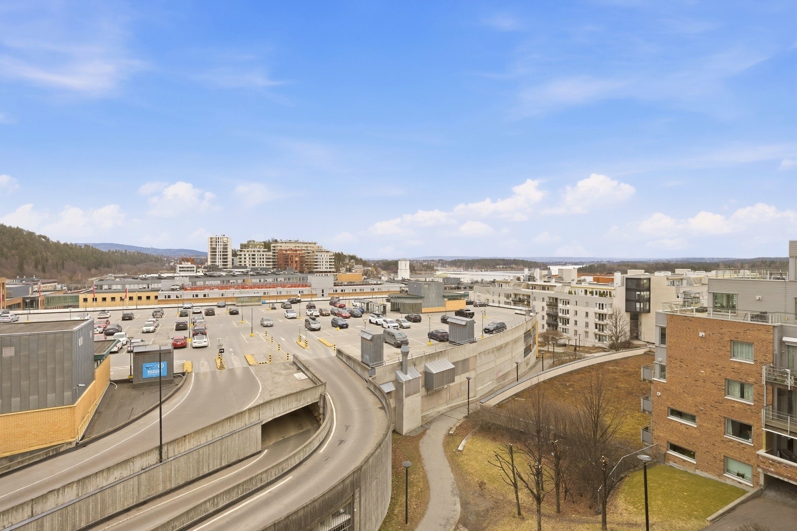 Leiligheten har meget sentral beliggenhet i Sandvika sentrum - med egen inngang! Galleribilde