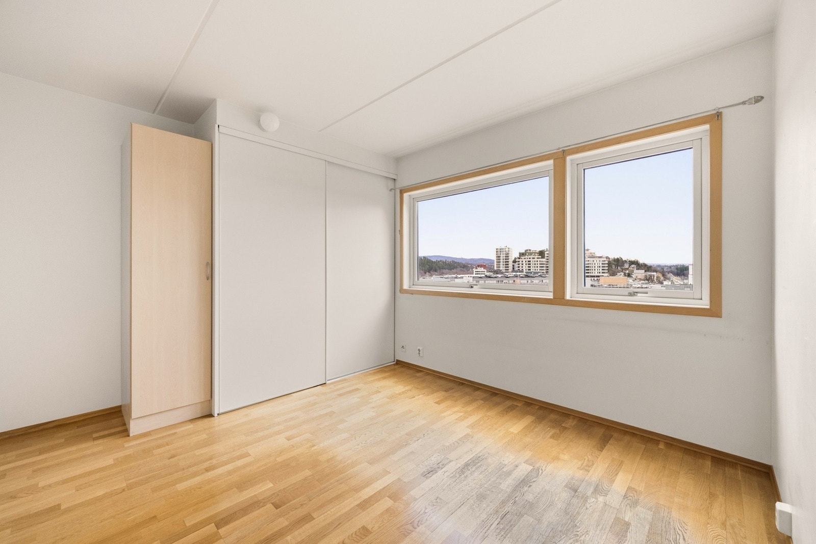 Hovedsoverommet har god plass til dobbeltseng og nattbord. Galleribilde