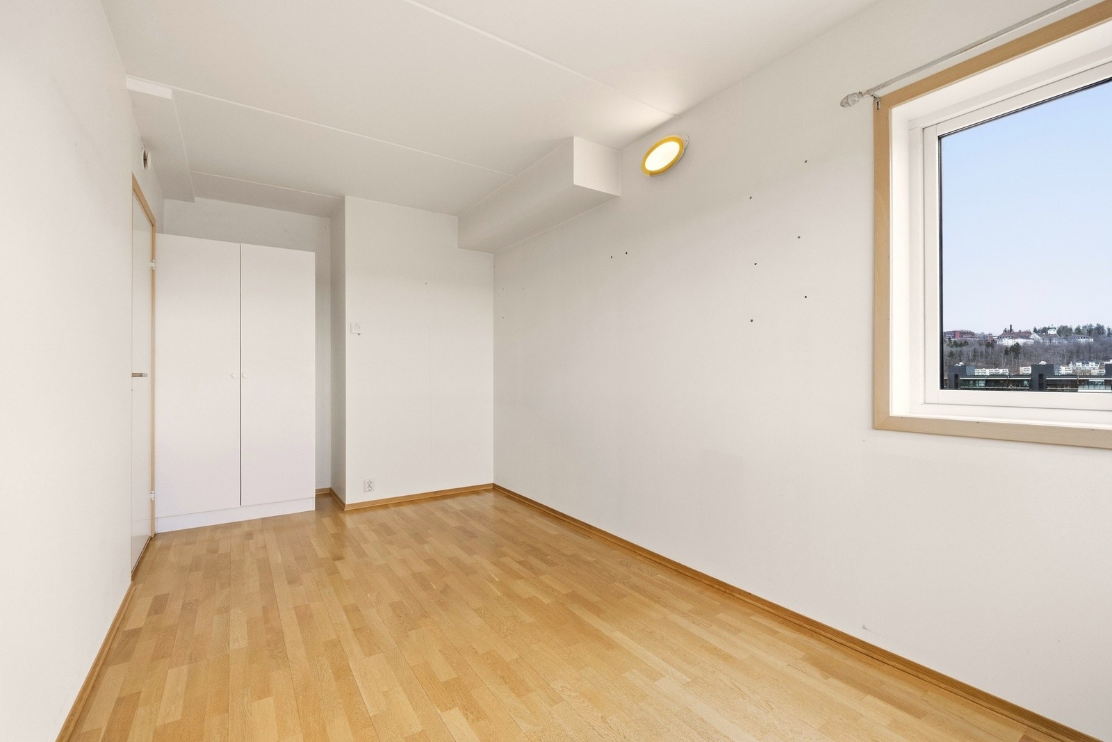 Soverommet har god plass til seng, skrivebord og klesoppbevaring. Galleribilde