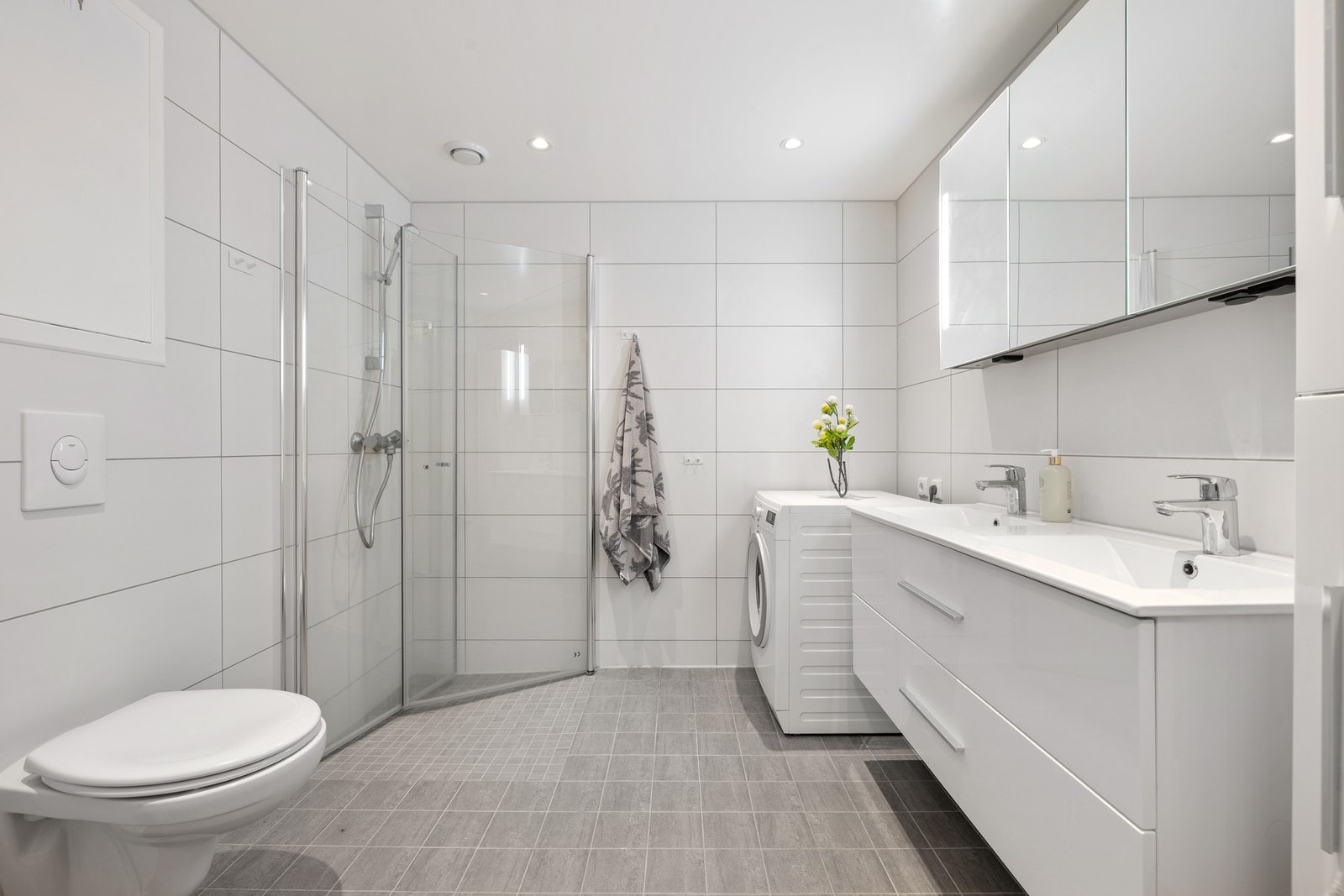 Leiligheten har to bad. Det største badet på 6 kvm har inngang fra hovedsoverom og garderobe. Galleribilde