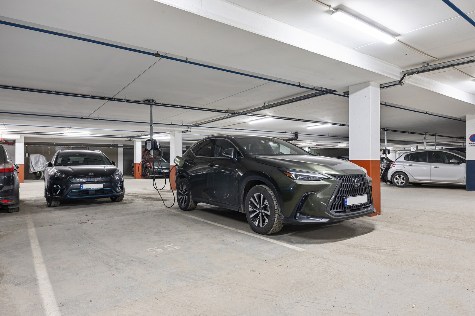 Leiligheten har to stk parkeringsplasser i kjeller, med mulighet for elbillading. Galleribilde