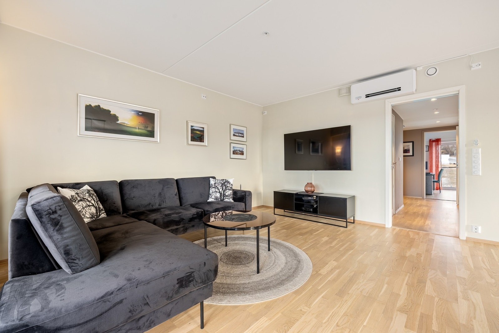 Det er god plass til en stor hjørnesofa og annet sittemøblement. Galleribilde