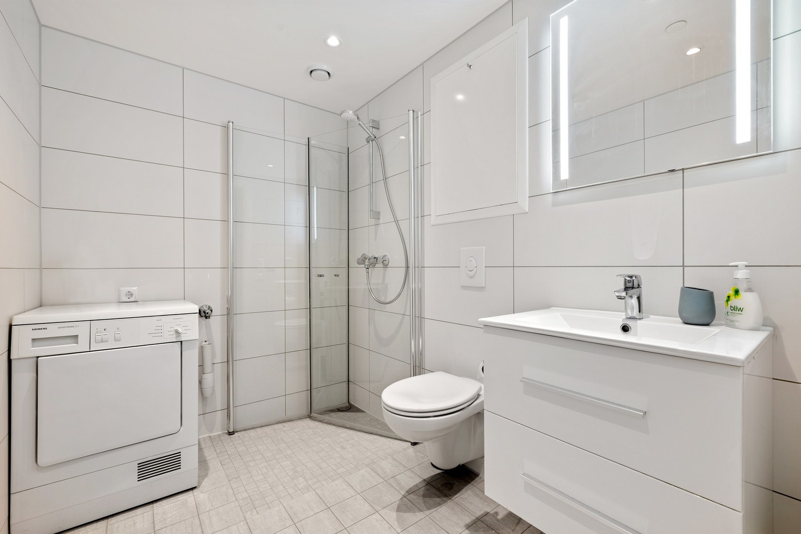 Det andre badet i leiligheten er 4,5 kvm med inngang fra entré. Galleribilde