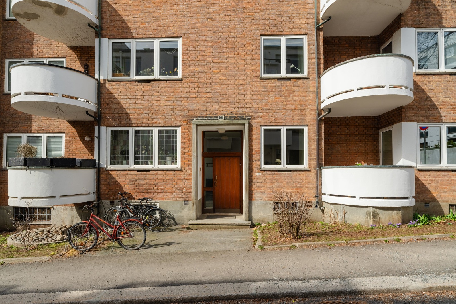 Velholdt funkisbygård. Sameiet består av 19 seksjoner Galleribilde