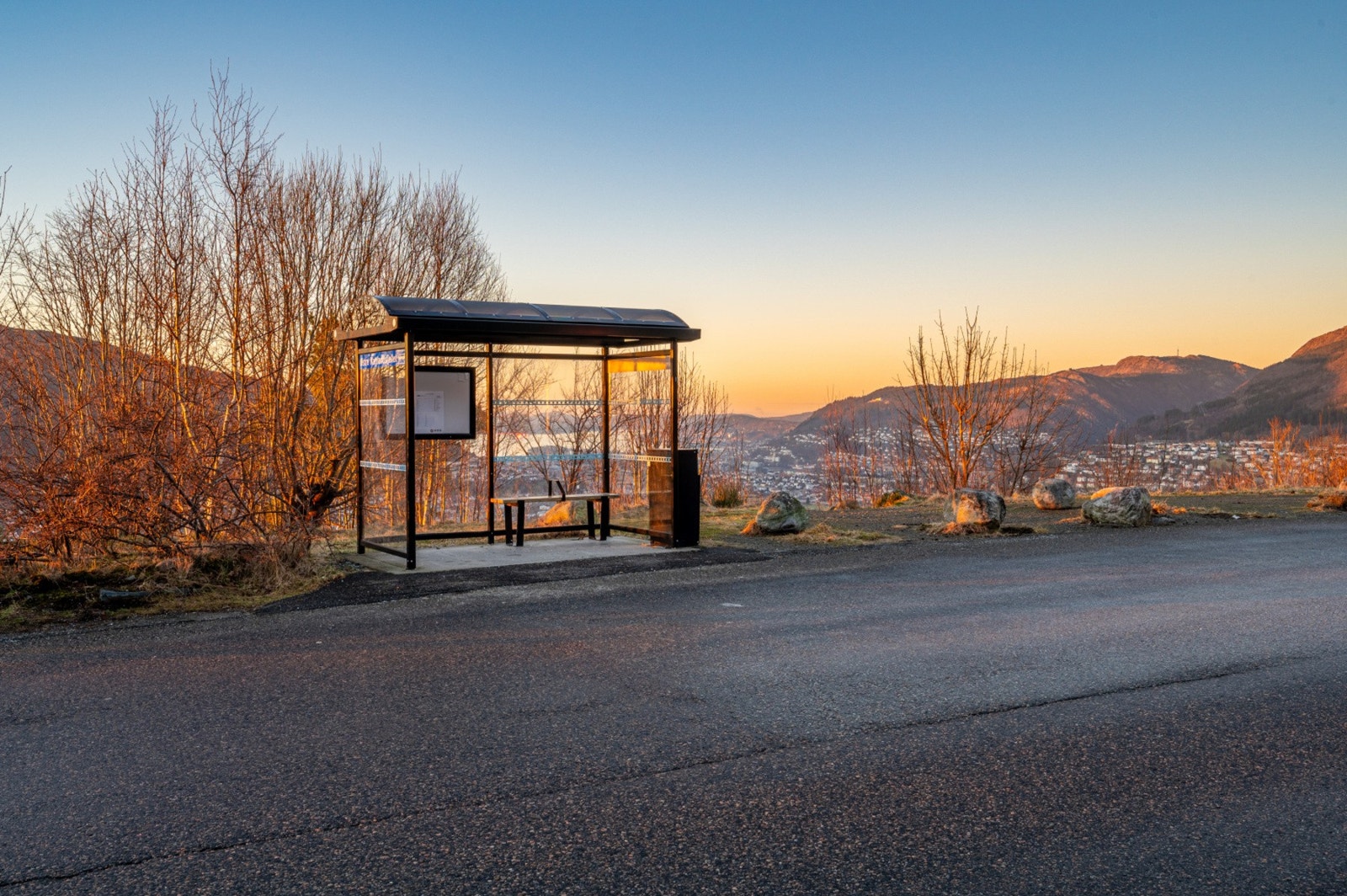 Like bak ligger nærmeste bussholdeplass Galleribilde