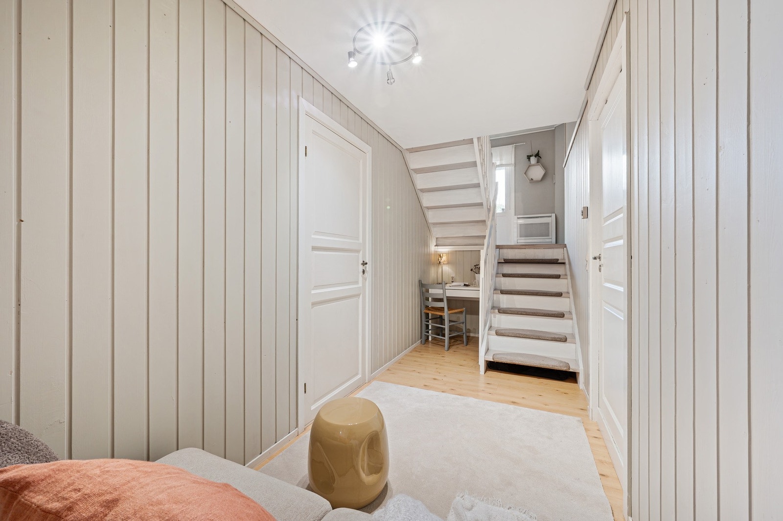 Under trappen er det plass for et lite hjemmekontor Galleribilde