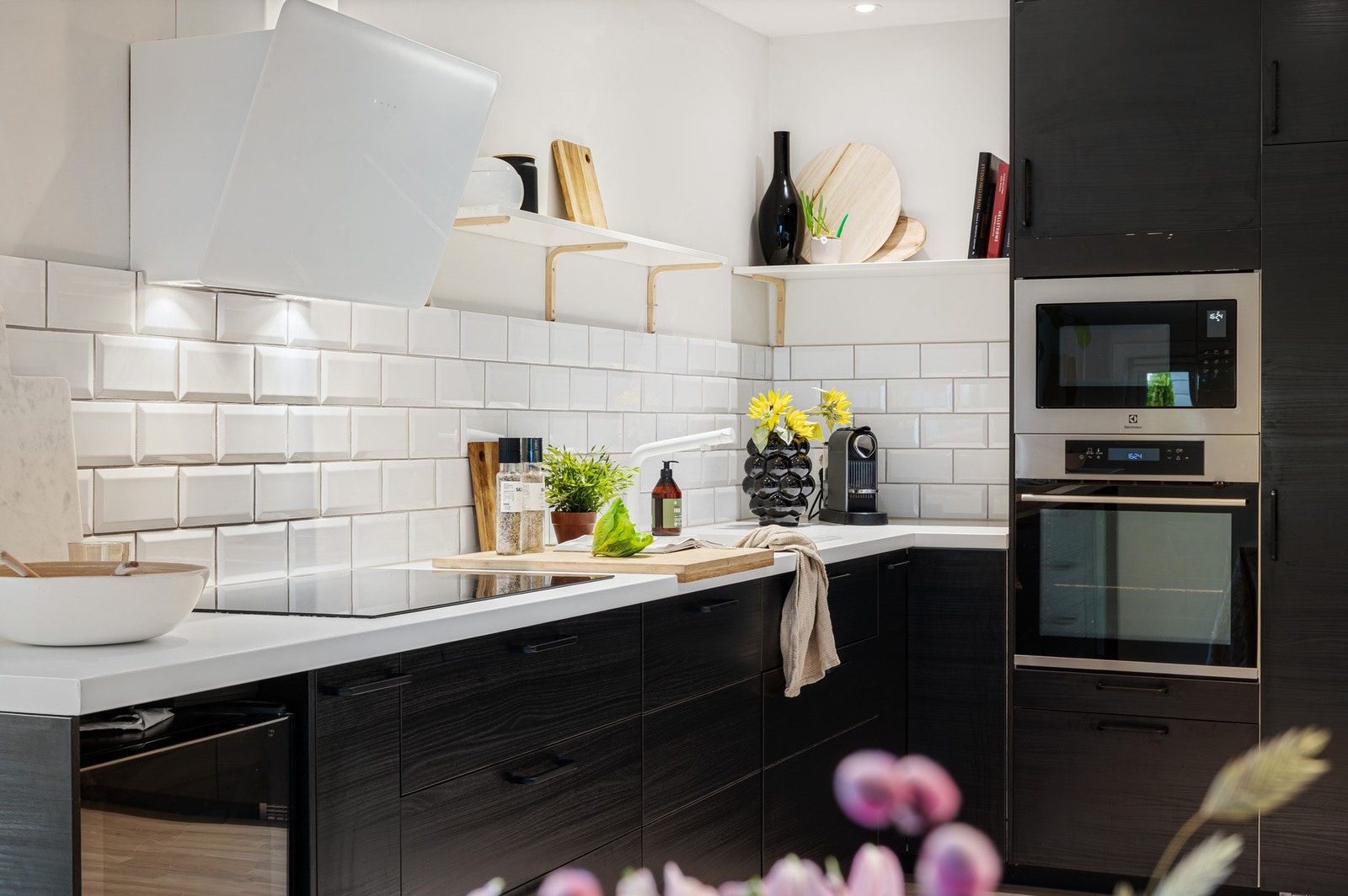 Innredningen er fra IKEA og har slette fronter Galleribilde