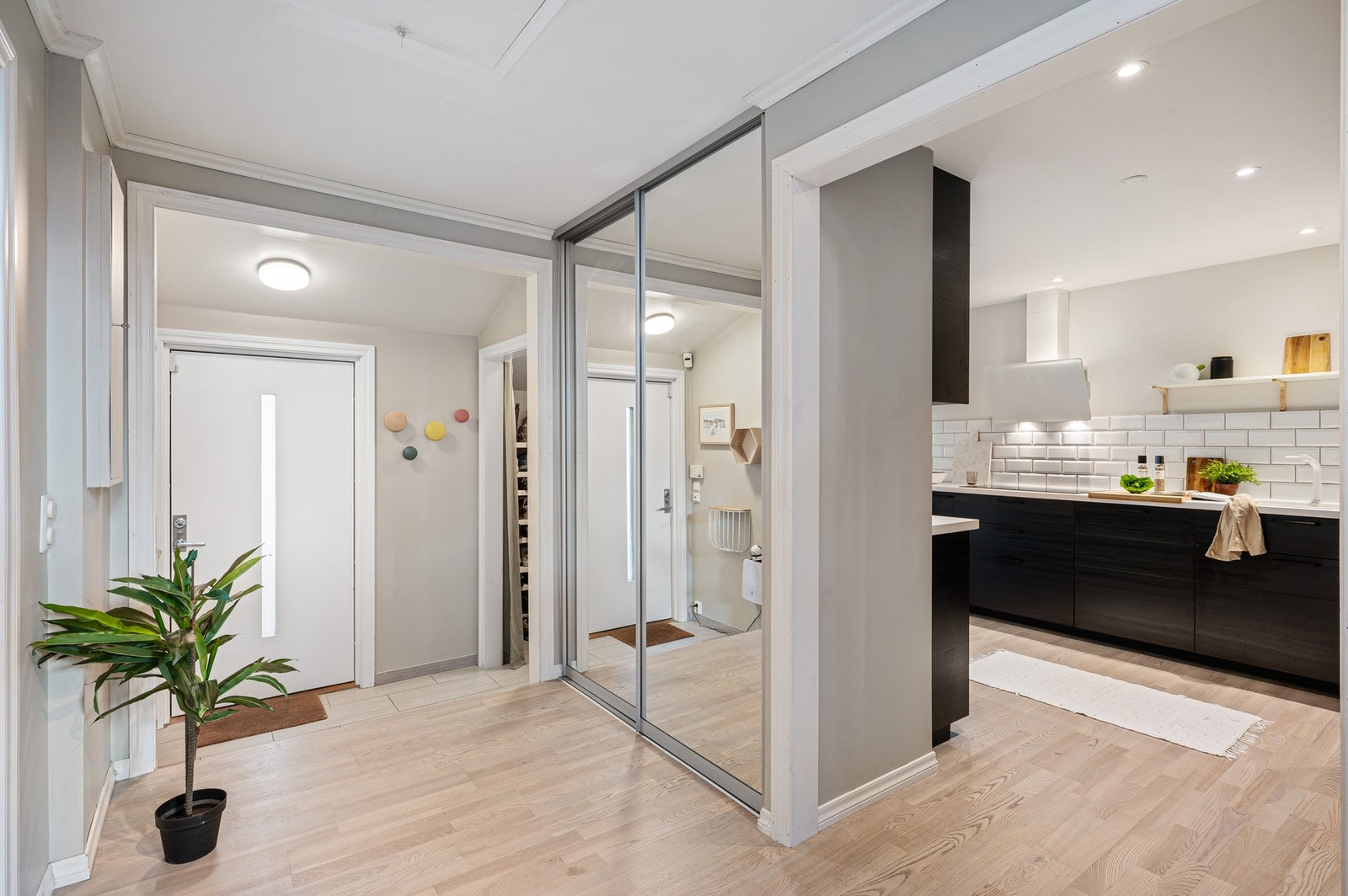 Det er også skyvedørsgarderobe ved inngangen Galleribilde