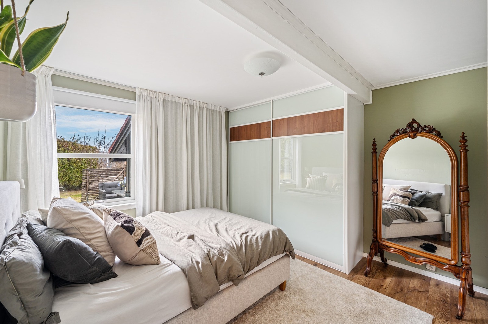 Hovedsoverom med skyvedørsgarderobe Galleribilde