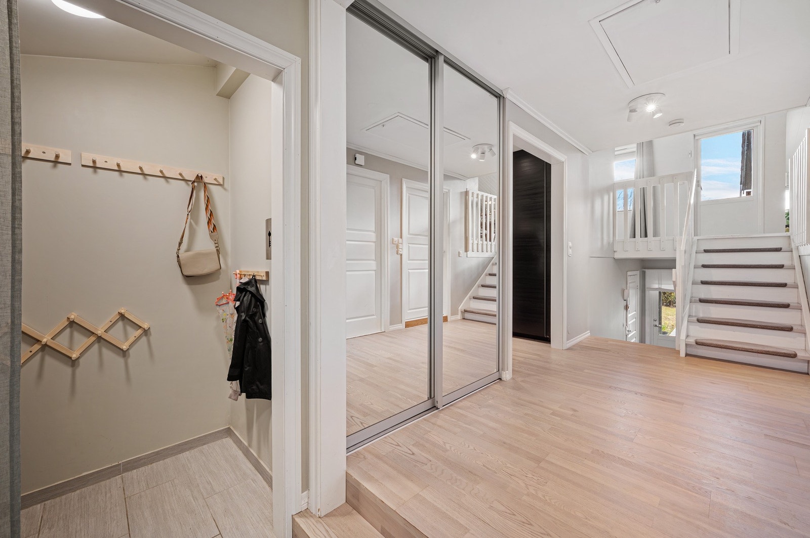 Inngangspartiet har en nisje for oppbevaring av yttertøy Galleribilde
